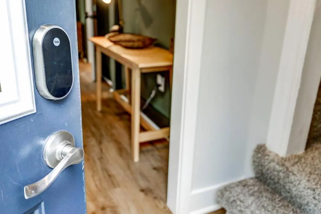 Cozy Dark & Moody Home New Reno 10 mins to Lanc