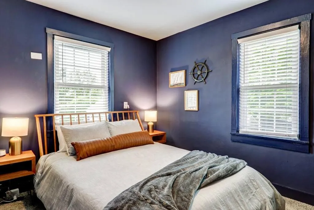 Bed in Cozy Dark & Moody Home New Reno 10 mins to Lanc