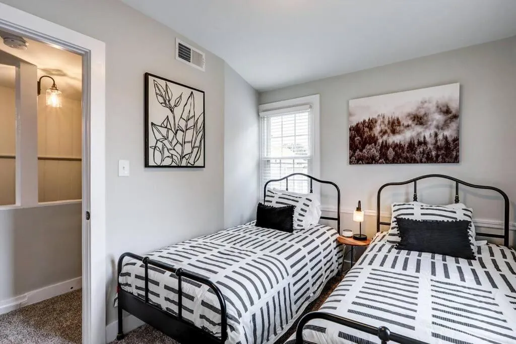 Bed in Cozy Dark & Moody Home New Reno 10 mins to Lanc