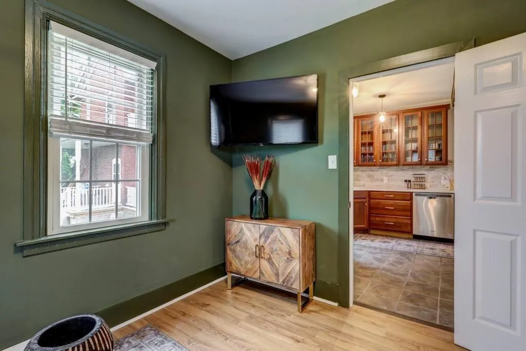 Cozy Dark & Moody Home New Reno 10 mins to Lanc