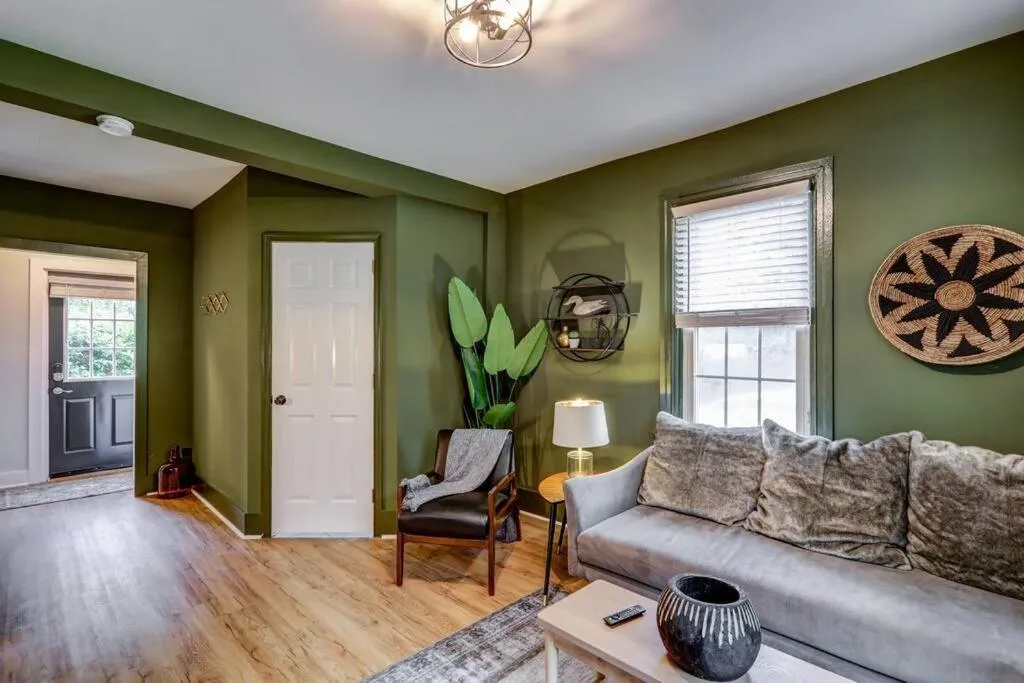 Cozy Dark & Moody Home New Reno 10 mins to Lanc