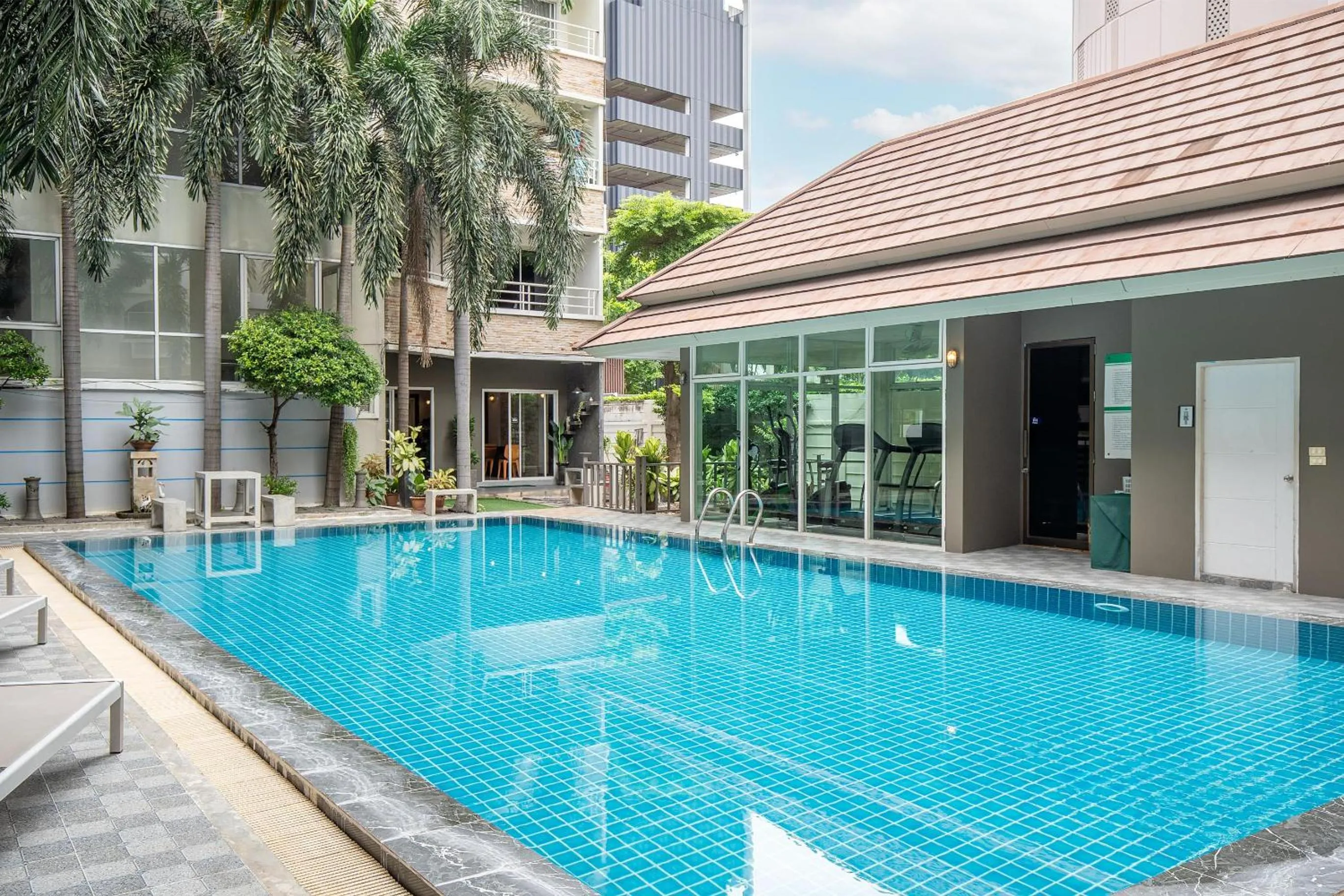 Swimming pool in Diya Hotel Bangkok