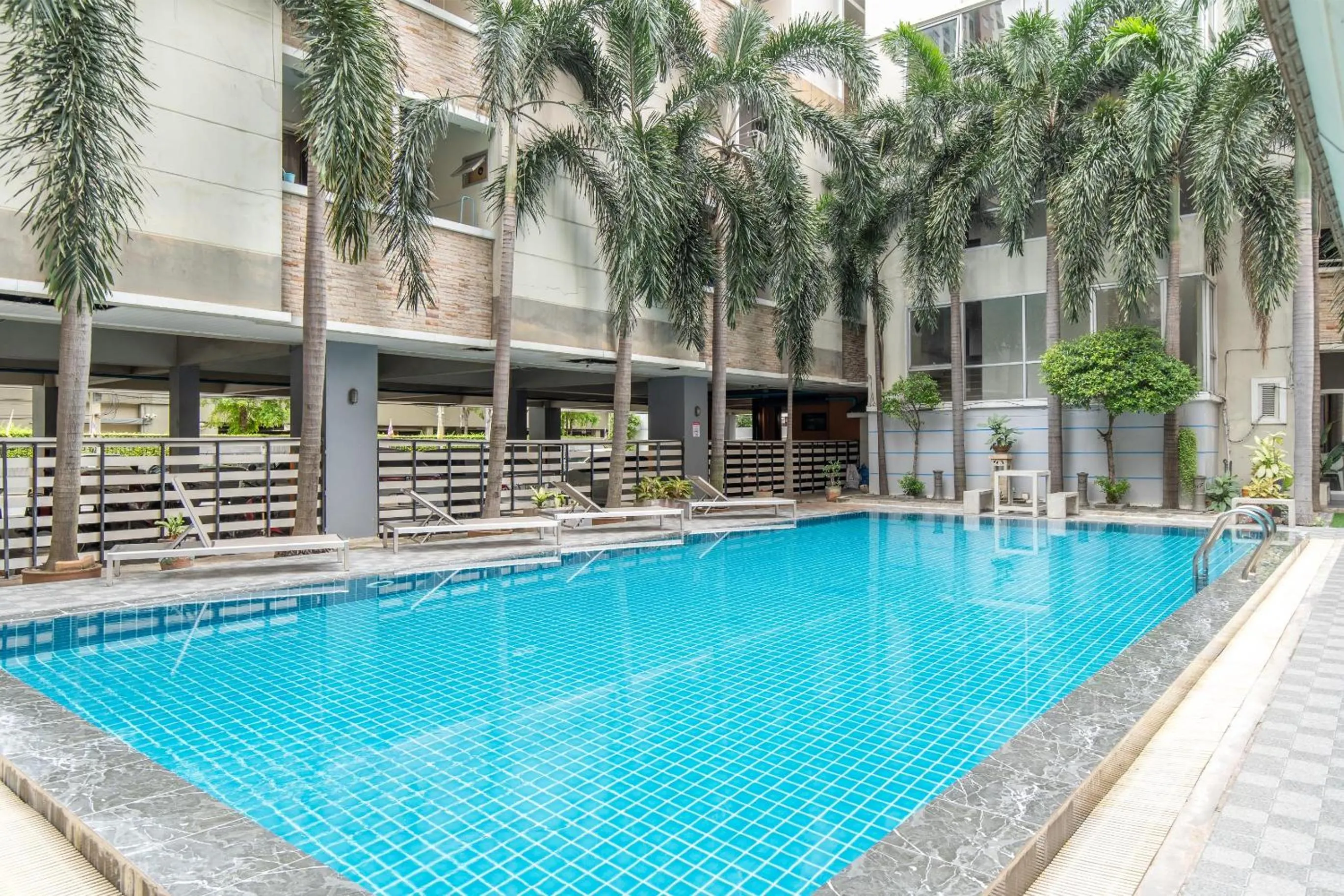 Swimming pool in Diya Hotel Bangkok