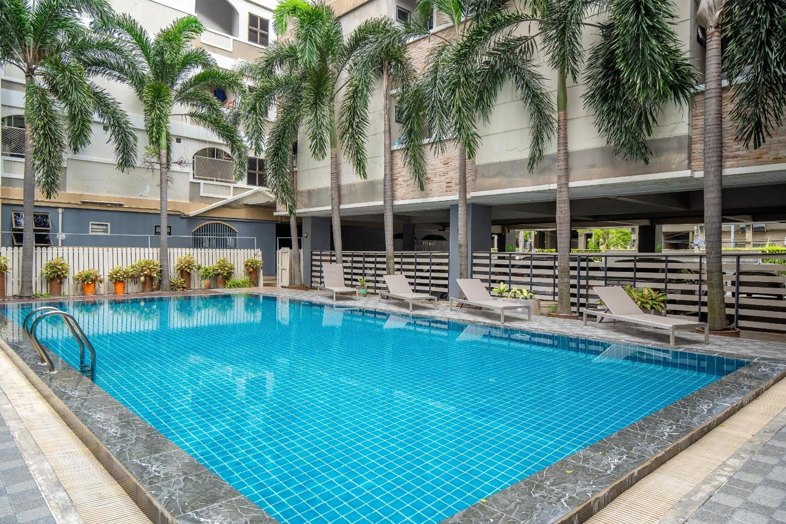 Swimming pool in Diya Hotel Bangkok