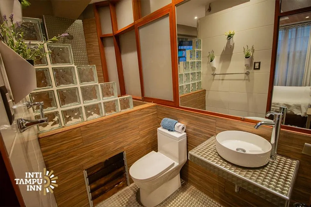 Shower in Inti Tampu Inn