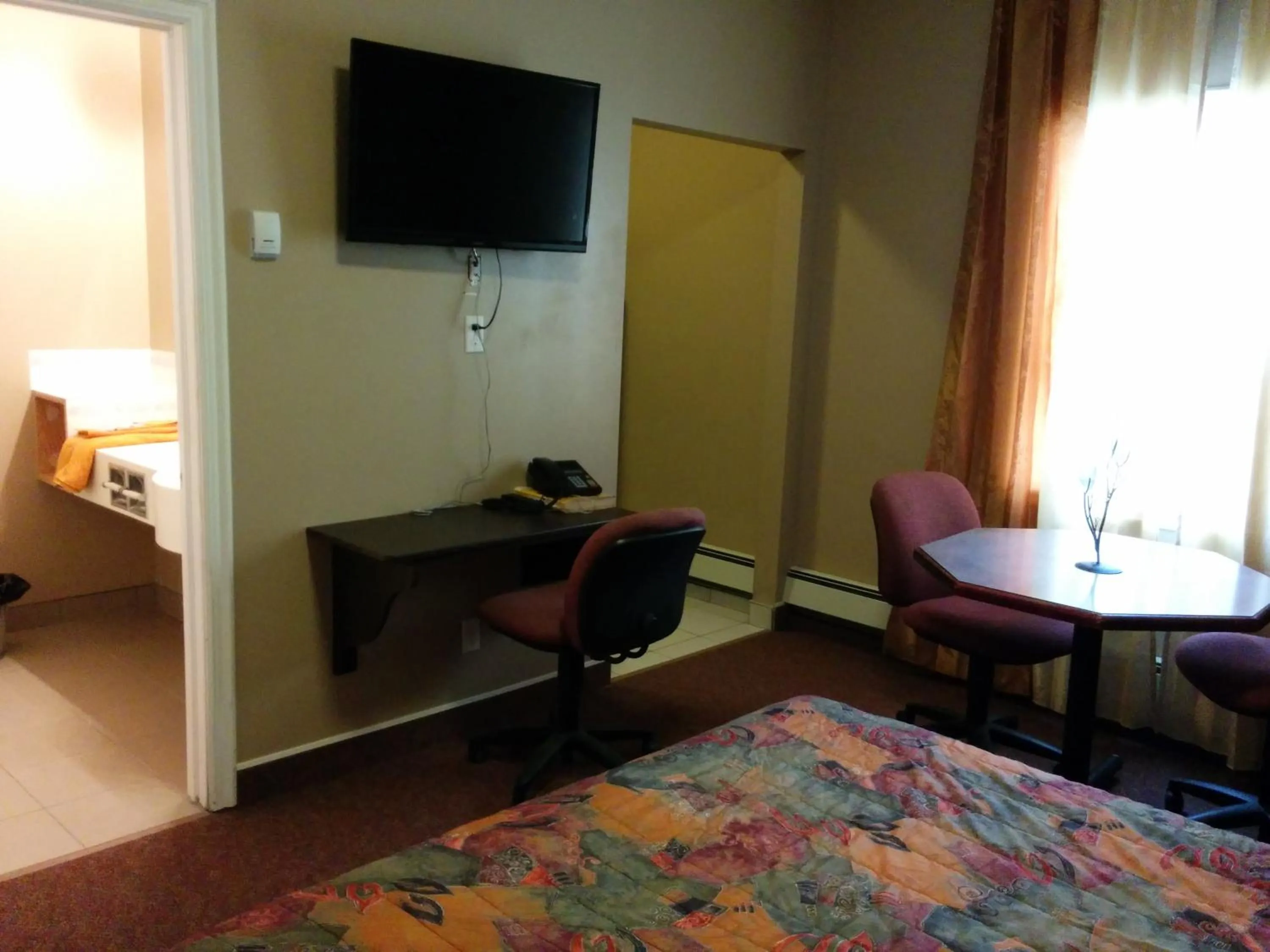 Bedroom, Bed in Bonnyville Hotel