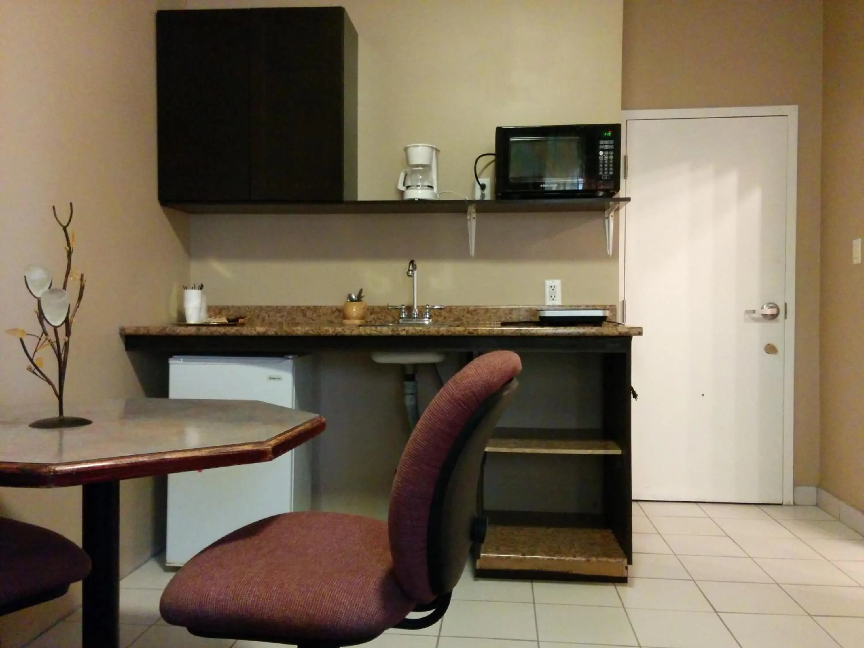 Kitchen or kitchenette in Bonnyville Hotel