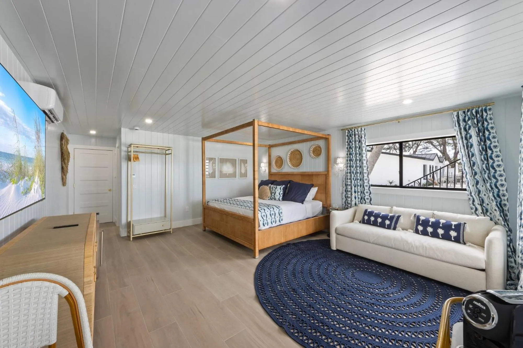 Photo of the whole room, Bed in Seabreeze at Anna Maria Island Inn