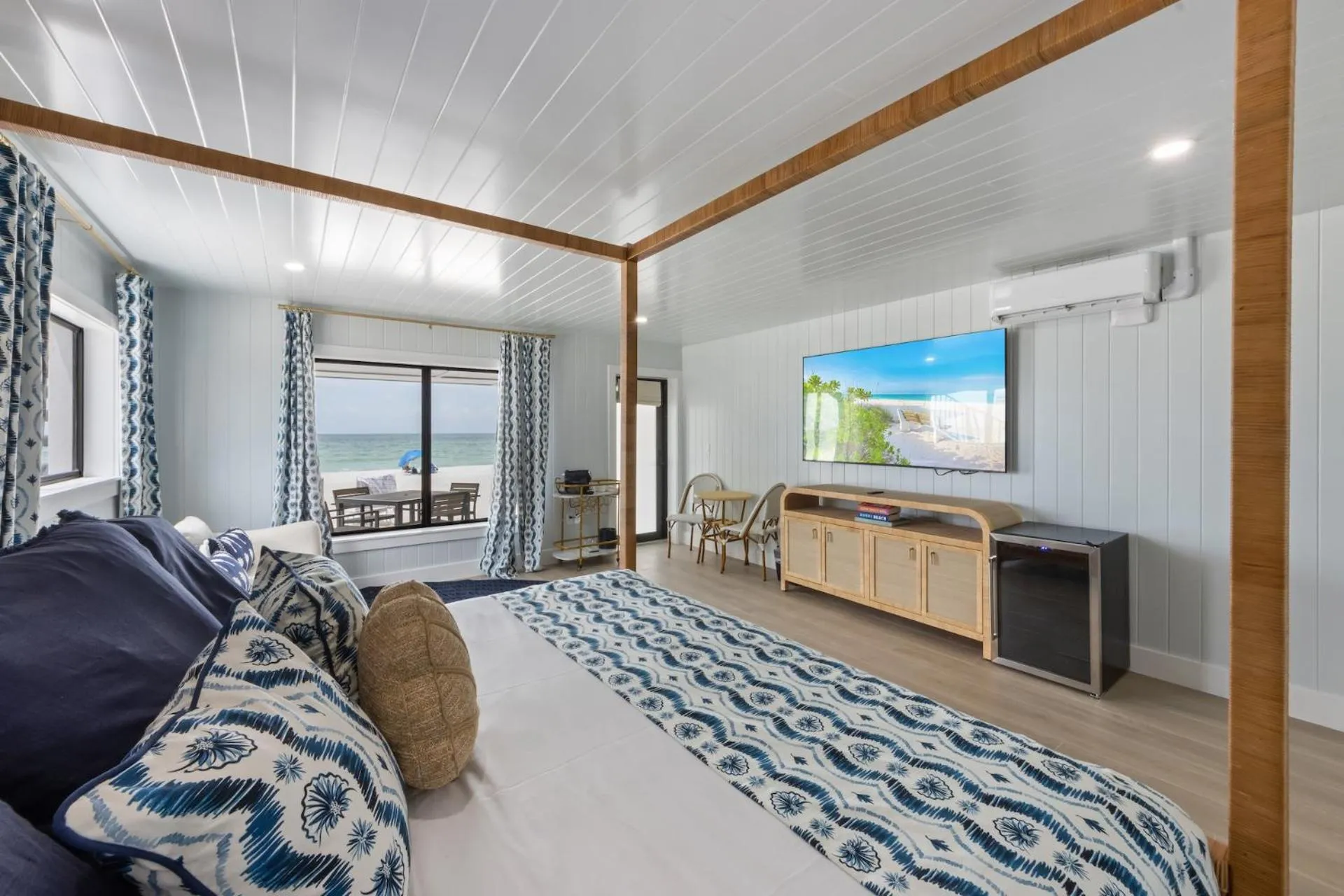 TV and multimedia, Bed in Seabreeze at Anna Maria Island Inn