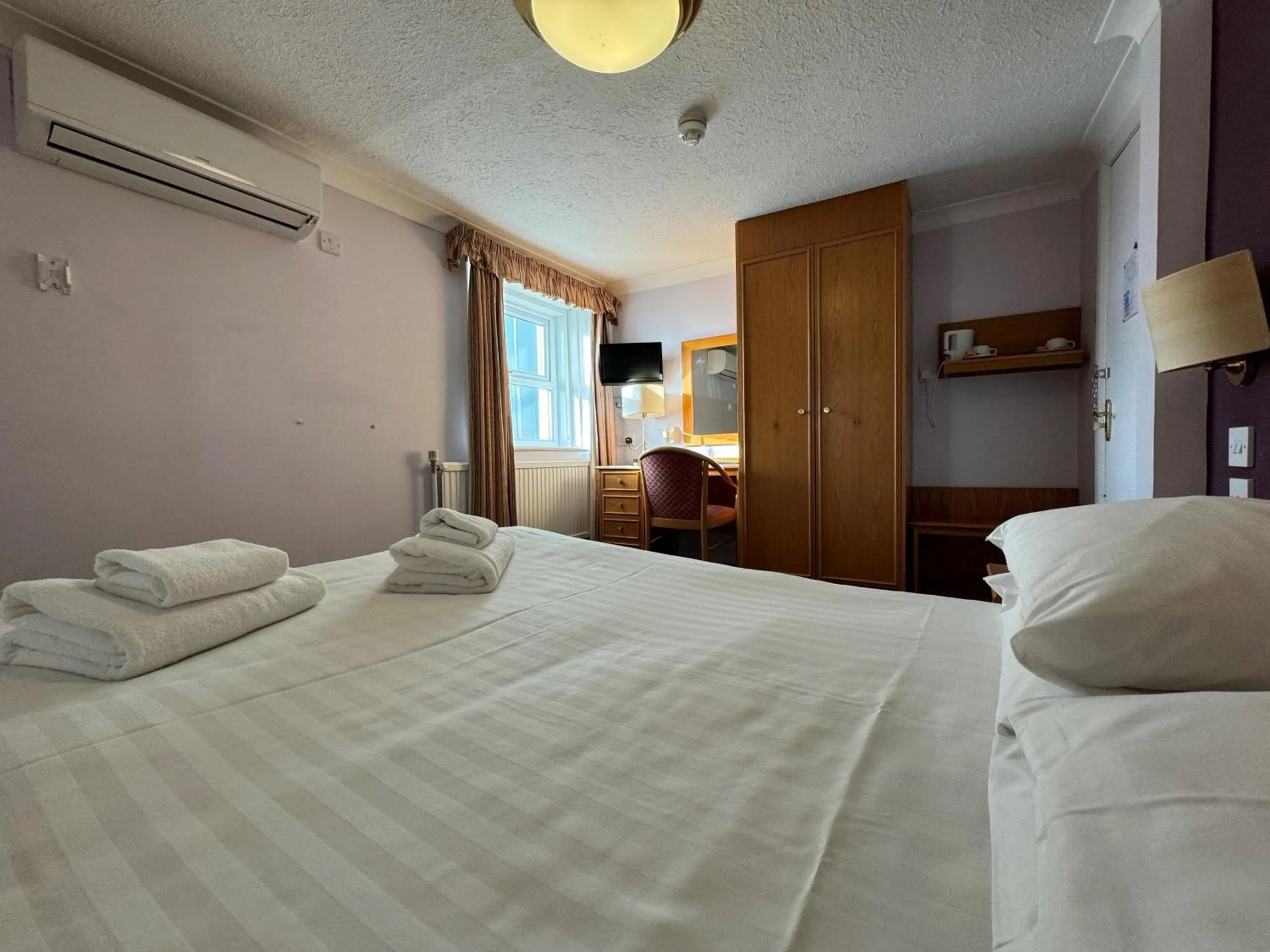 Bedroom, Bed in The Chatsworth Hotel