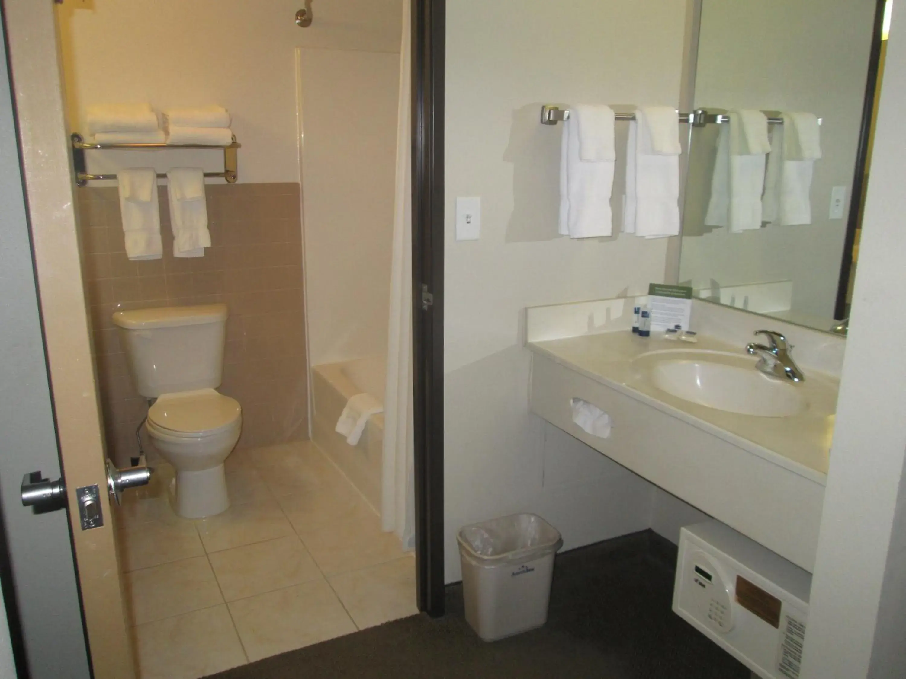 Suite - Non-Smoking in AmericInn by Wyndham Charlevoix Suite - Non-Smoking in AmericInn by Wyndham Charlevoix