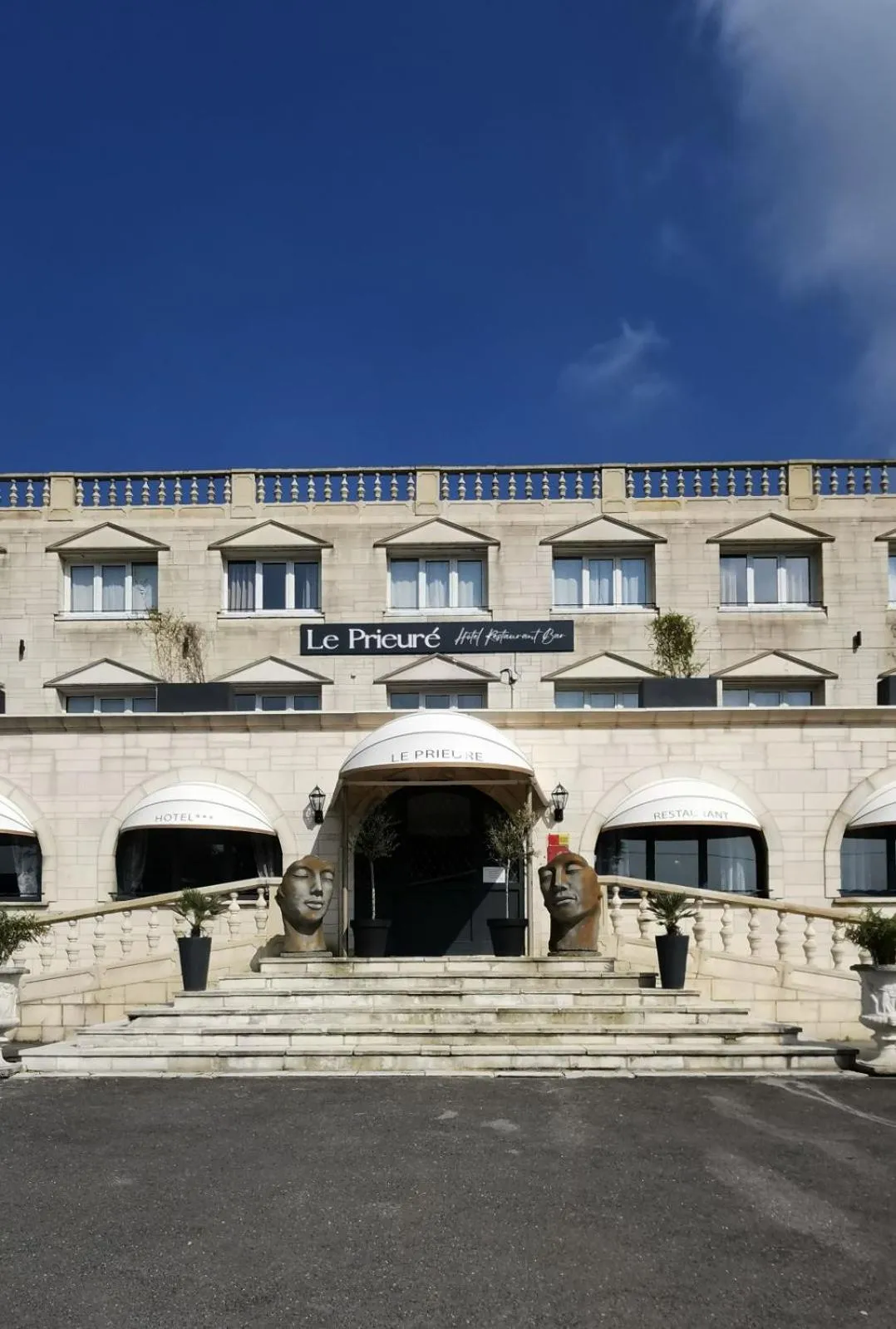 Property building in Hôtel Le Prieuré