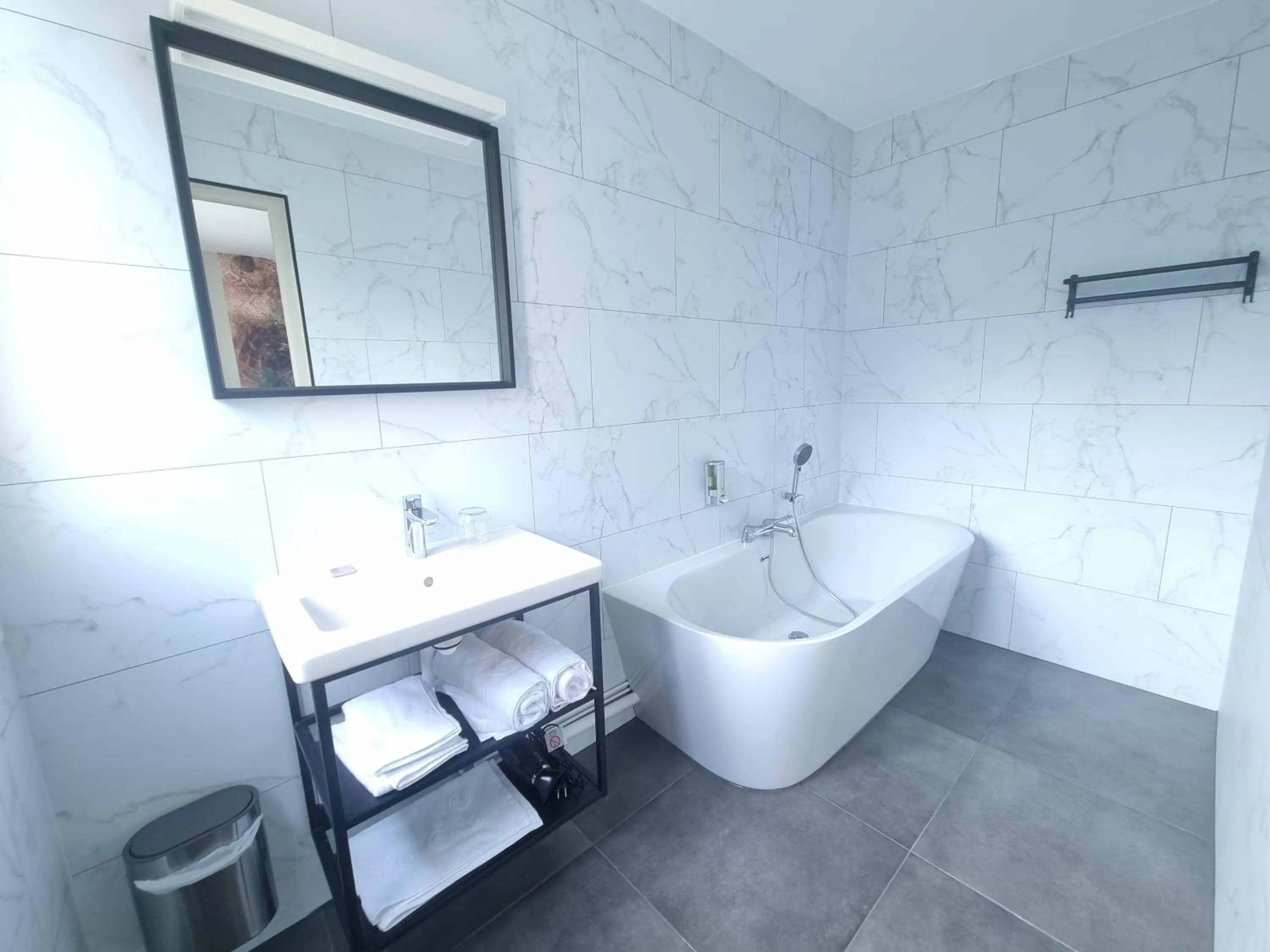 Bathroom in Hôtel Le Prieuré