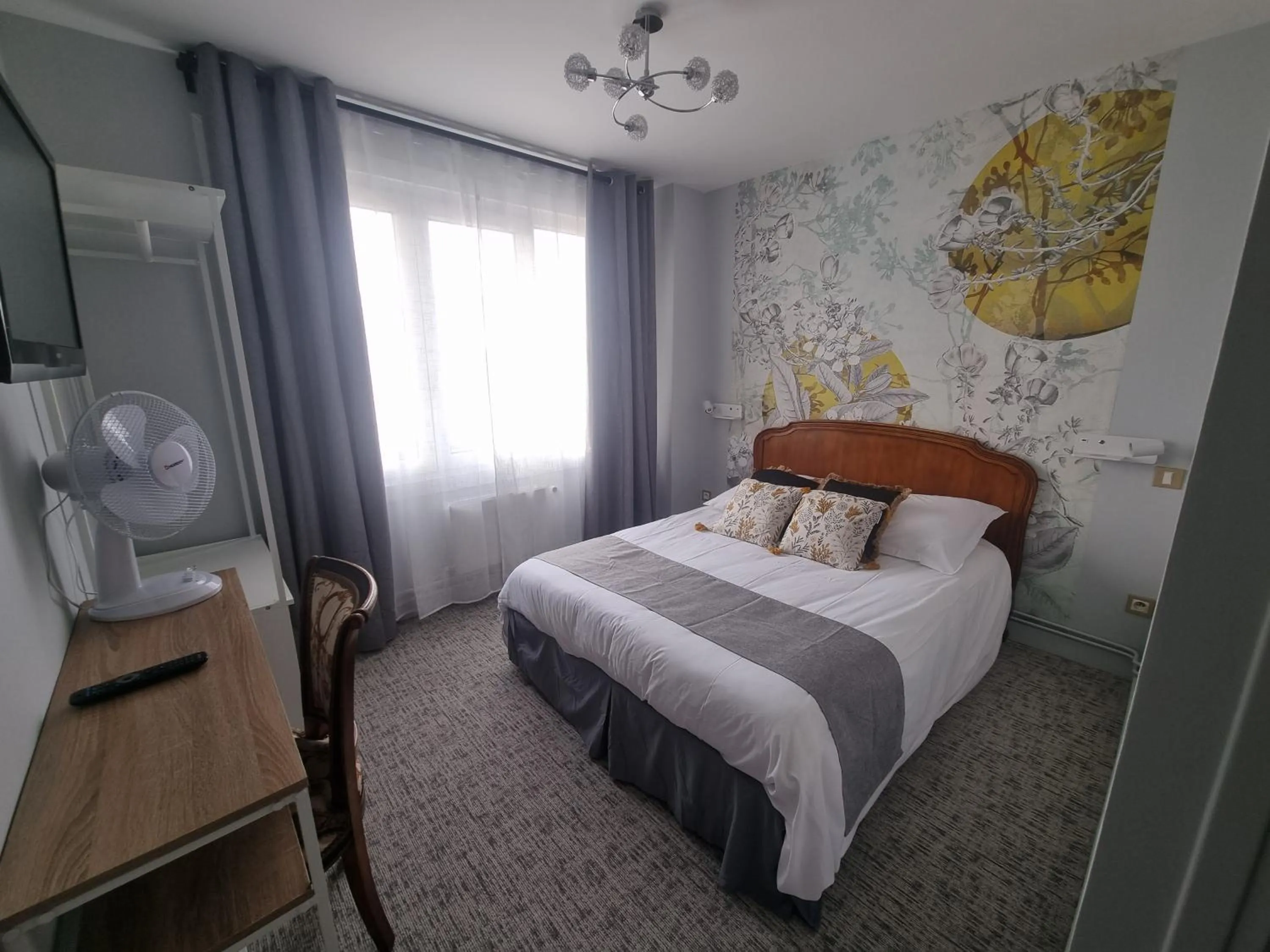 Bed in Hôtel Le Prieuré