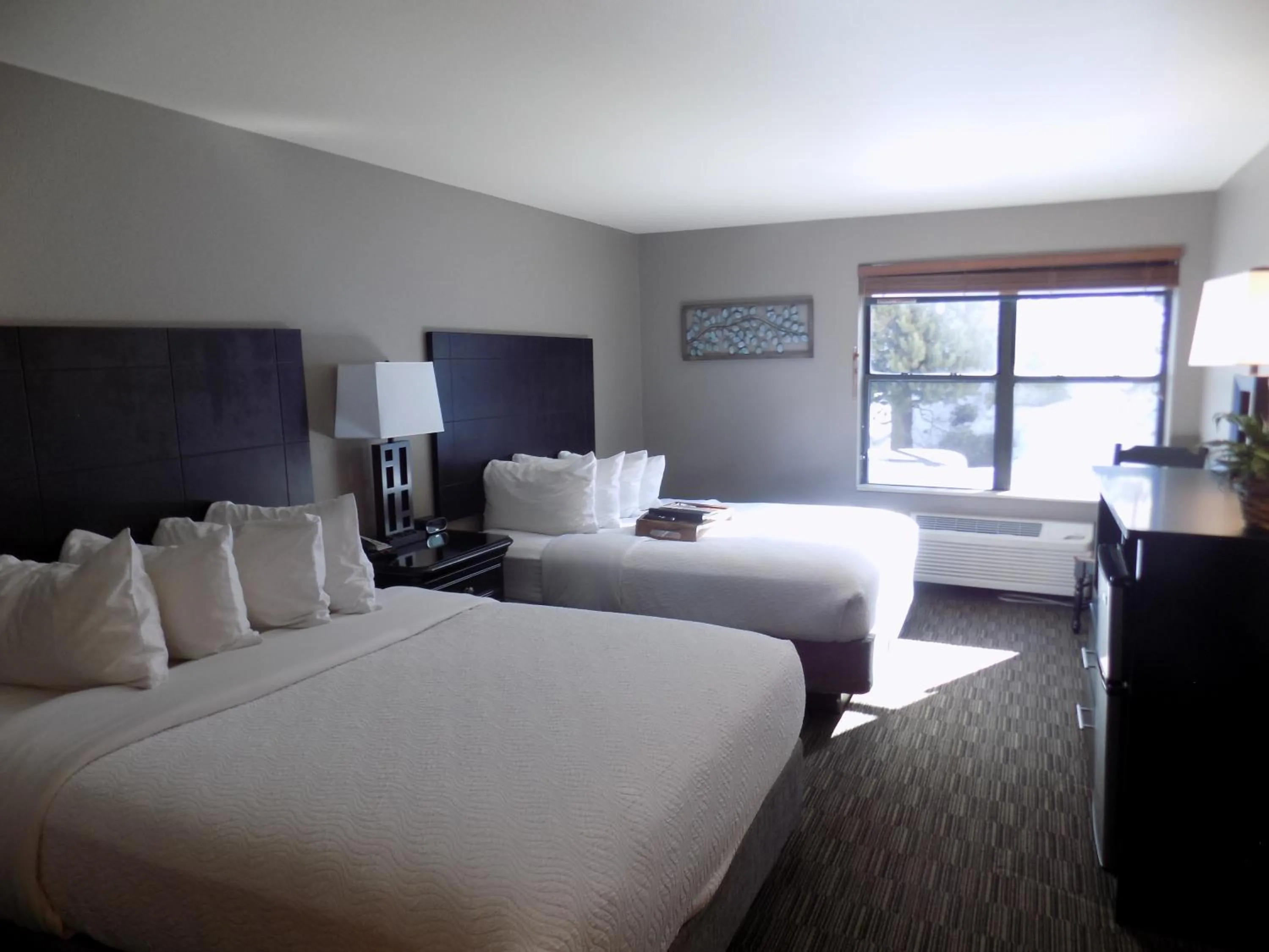 Photo of the whole room, Bed in Breck Inn