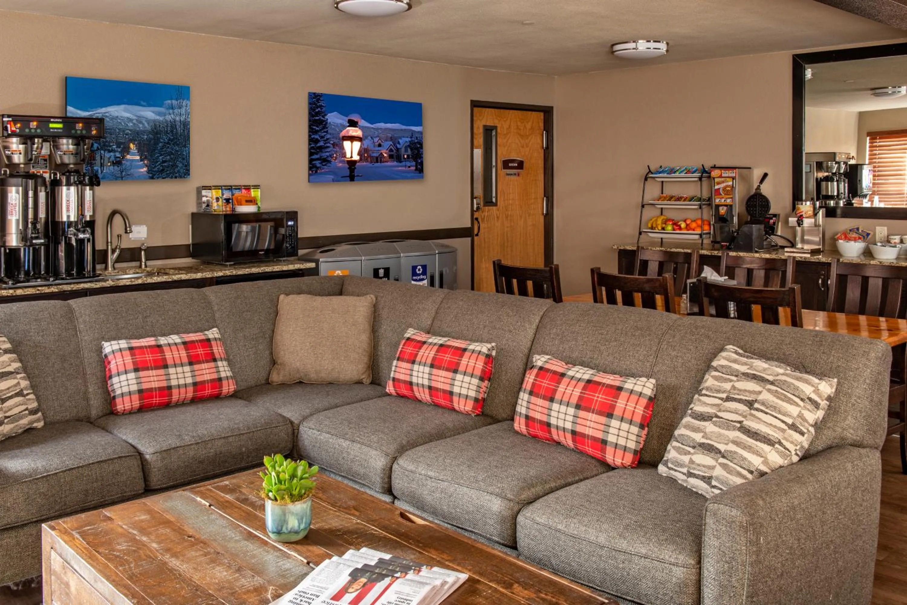 Communal lounge/ TV room in Breck Inn