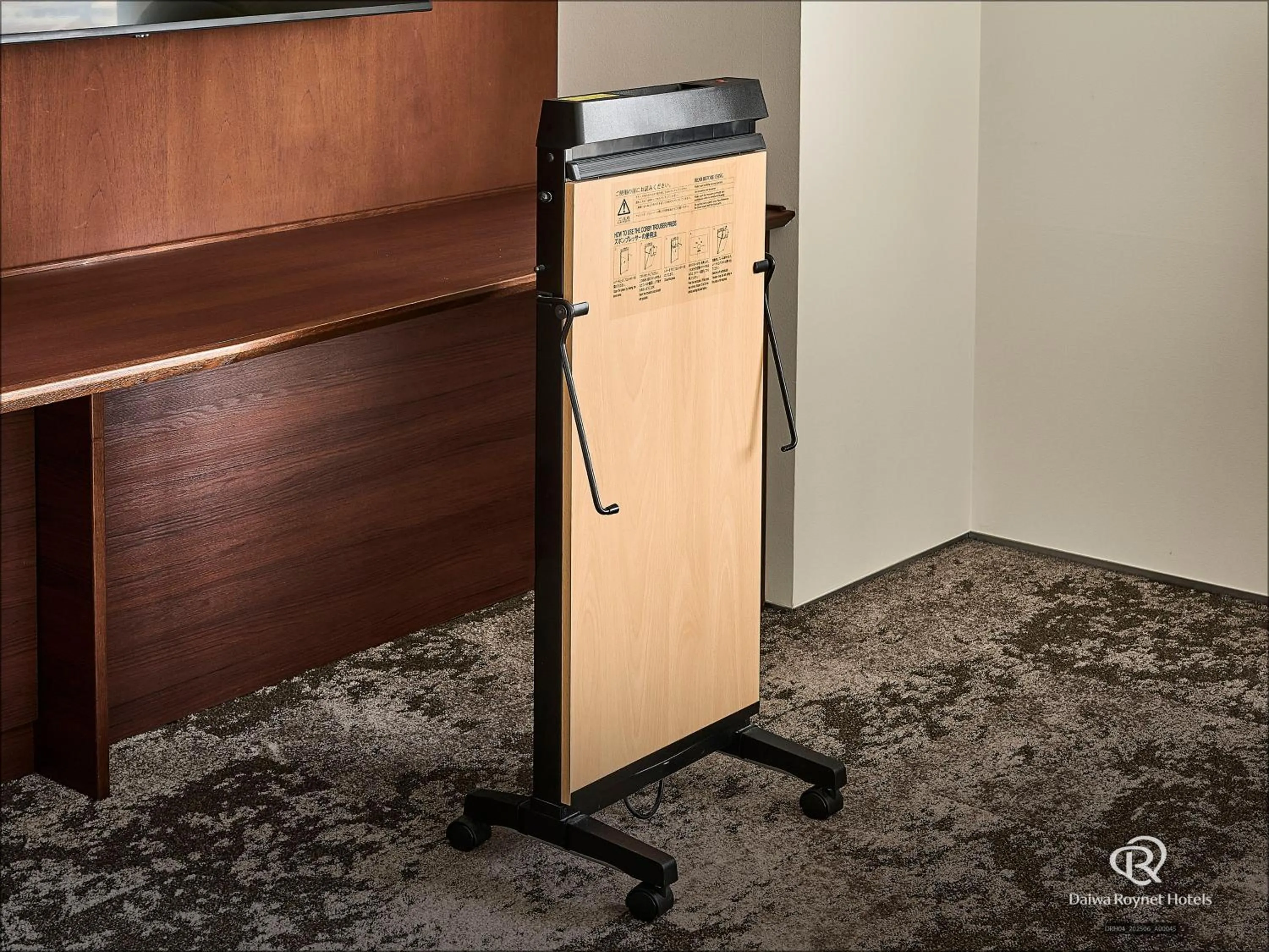 trouser press in Daiwa Roynet Hotel Numazu