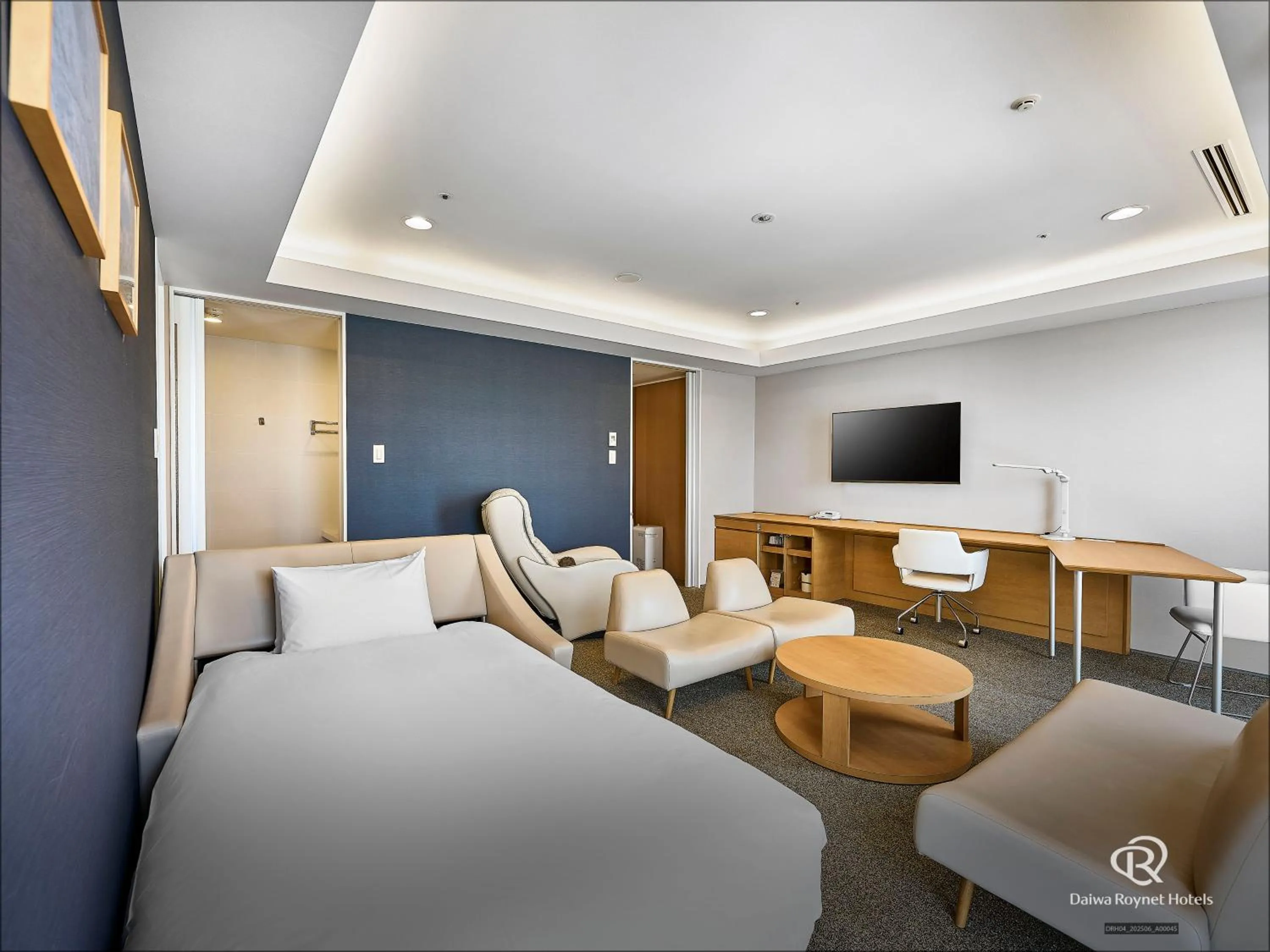 Photo of the whole room, Bed in Daiwa Roynet Hotel Numazu