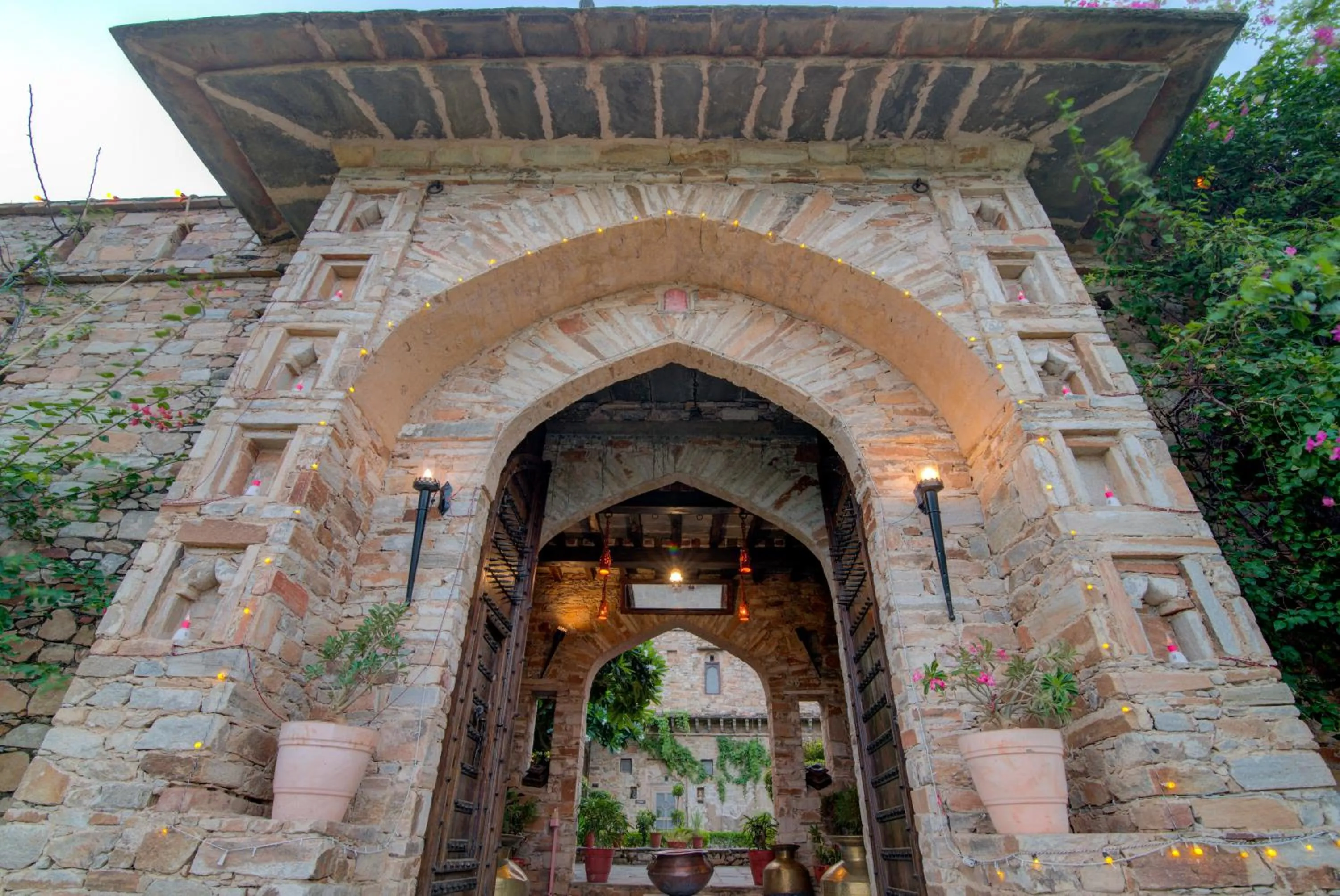 Facade/entrance in Fort Dadhikar, Alwar