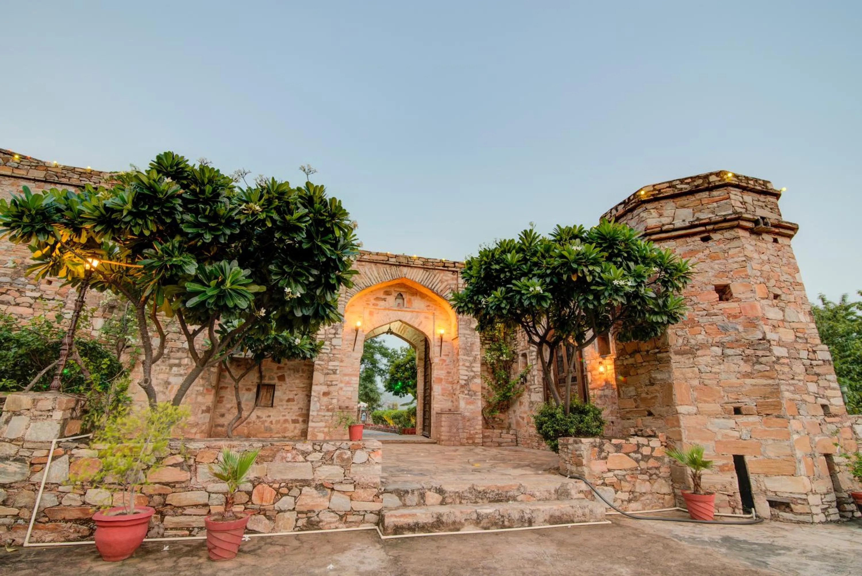 Facade/entrance in Fort Dadhikar, Alwar