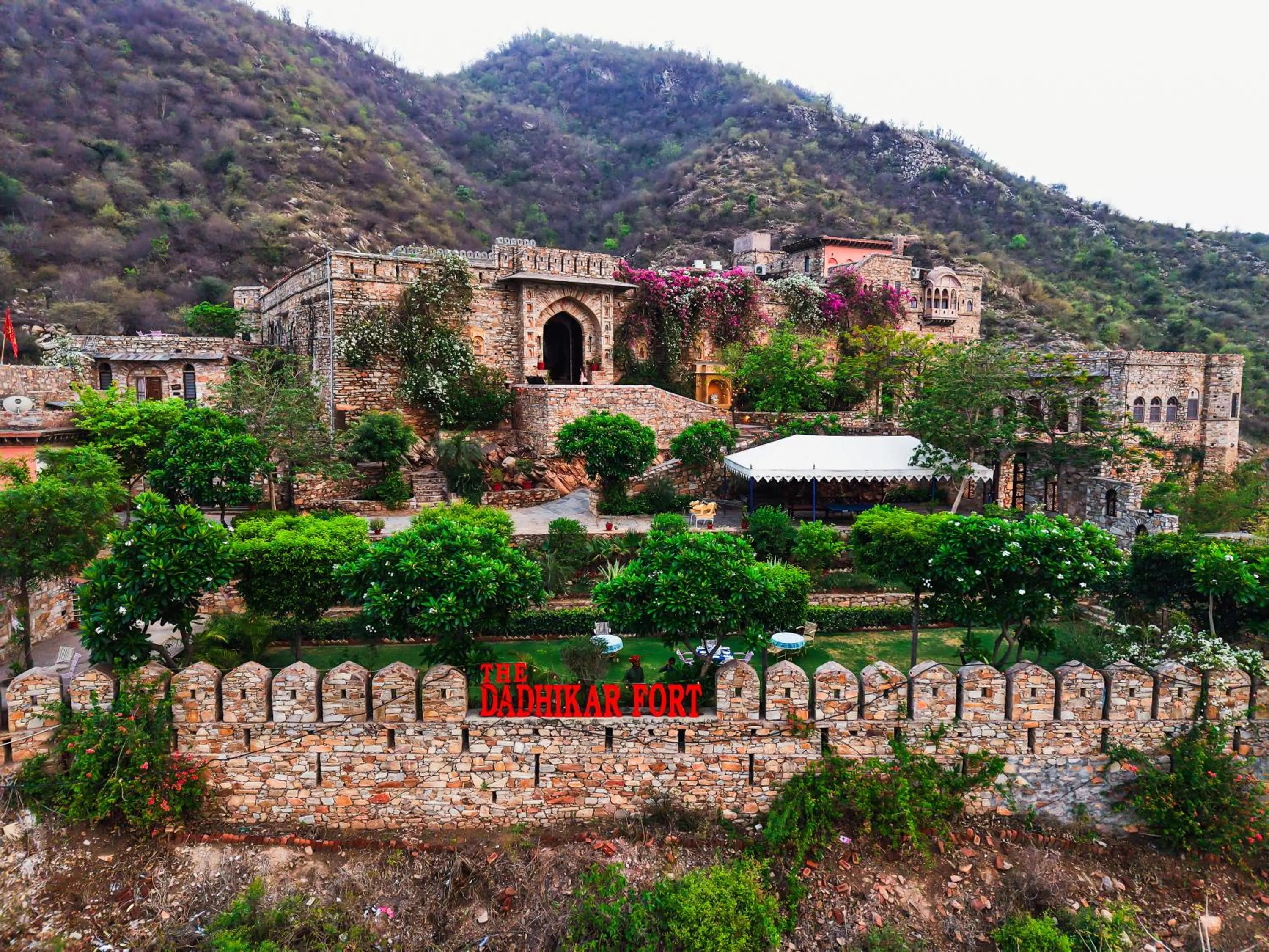Facade/entrance in Fort Dadhikar, Alwar