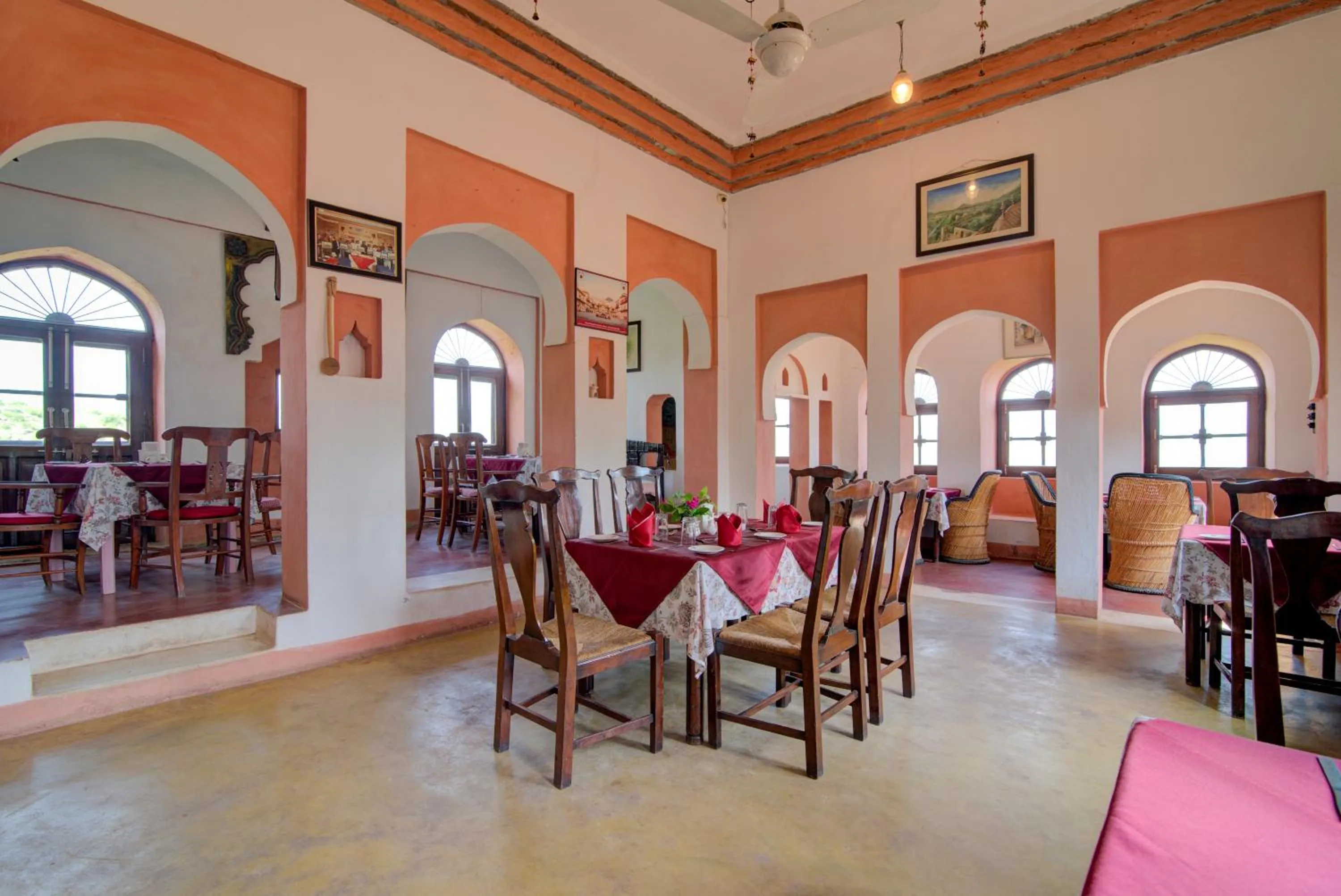 Restaurant/places to eat in Fort Dadhikar, Alwar