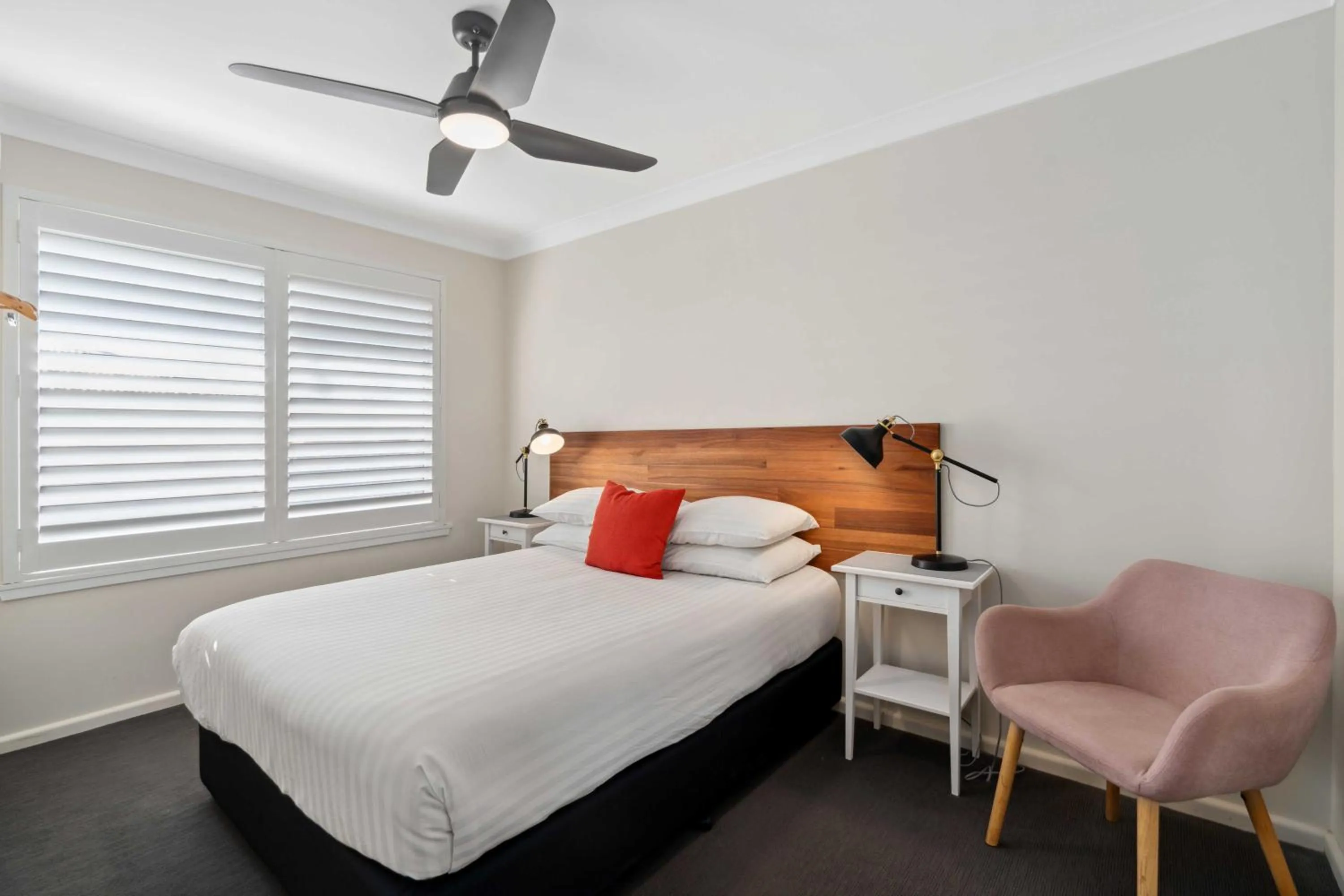 Bed in West End Motor Lodge