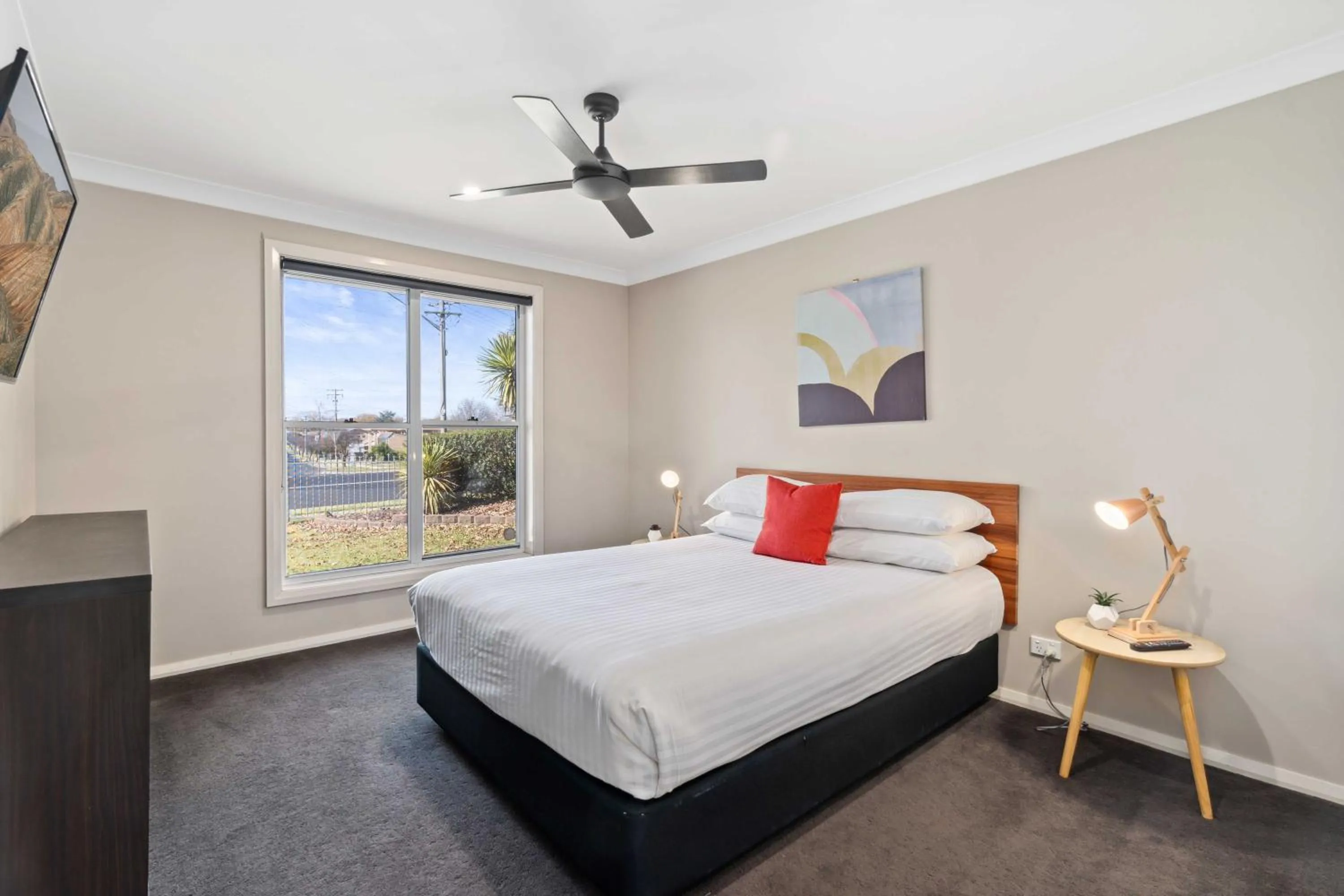 Photo of the whole room, Bed in West End Motor Lodge