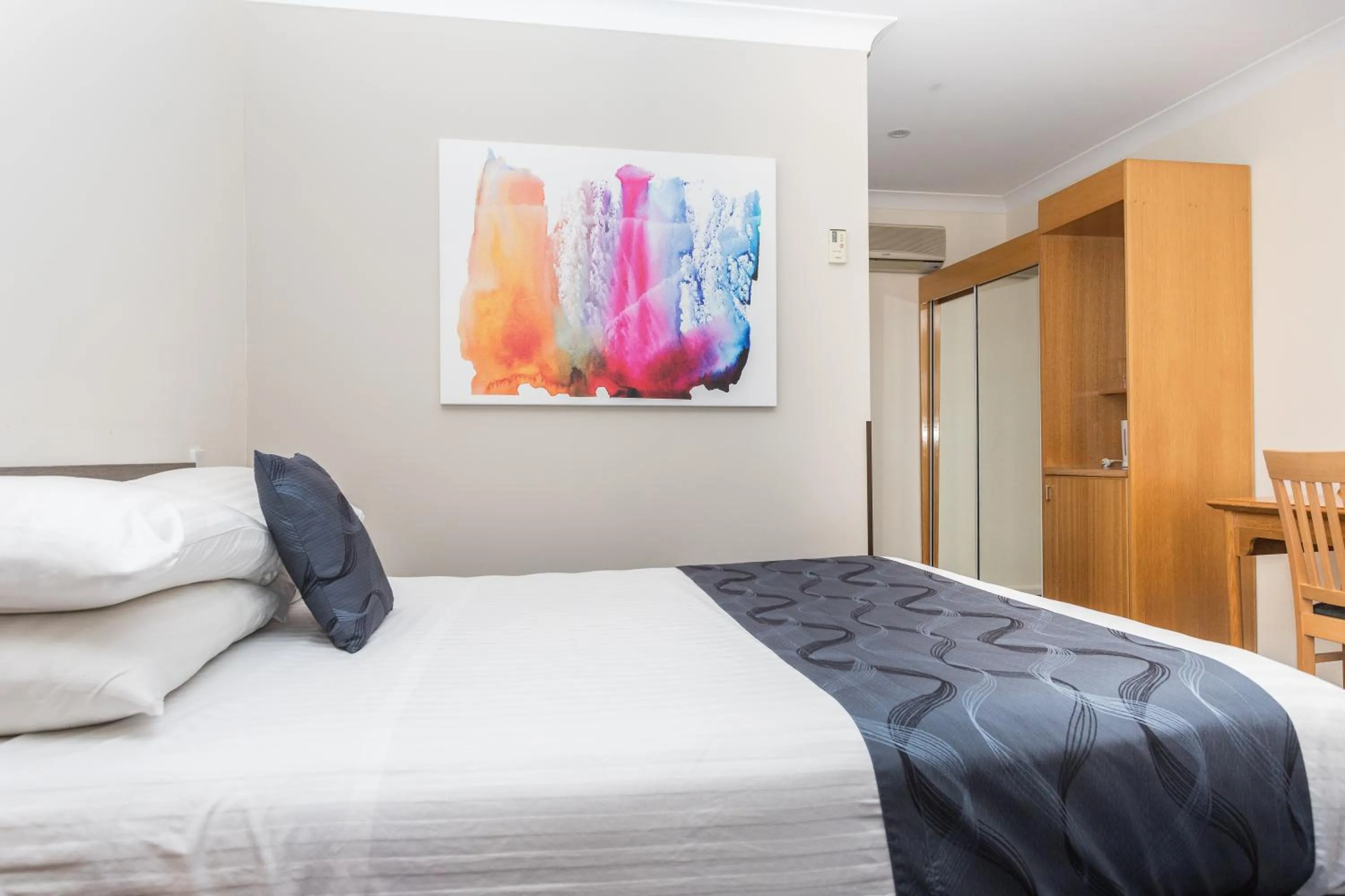 Photo of the whole room, Bed in West End Motor Lodge