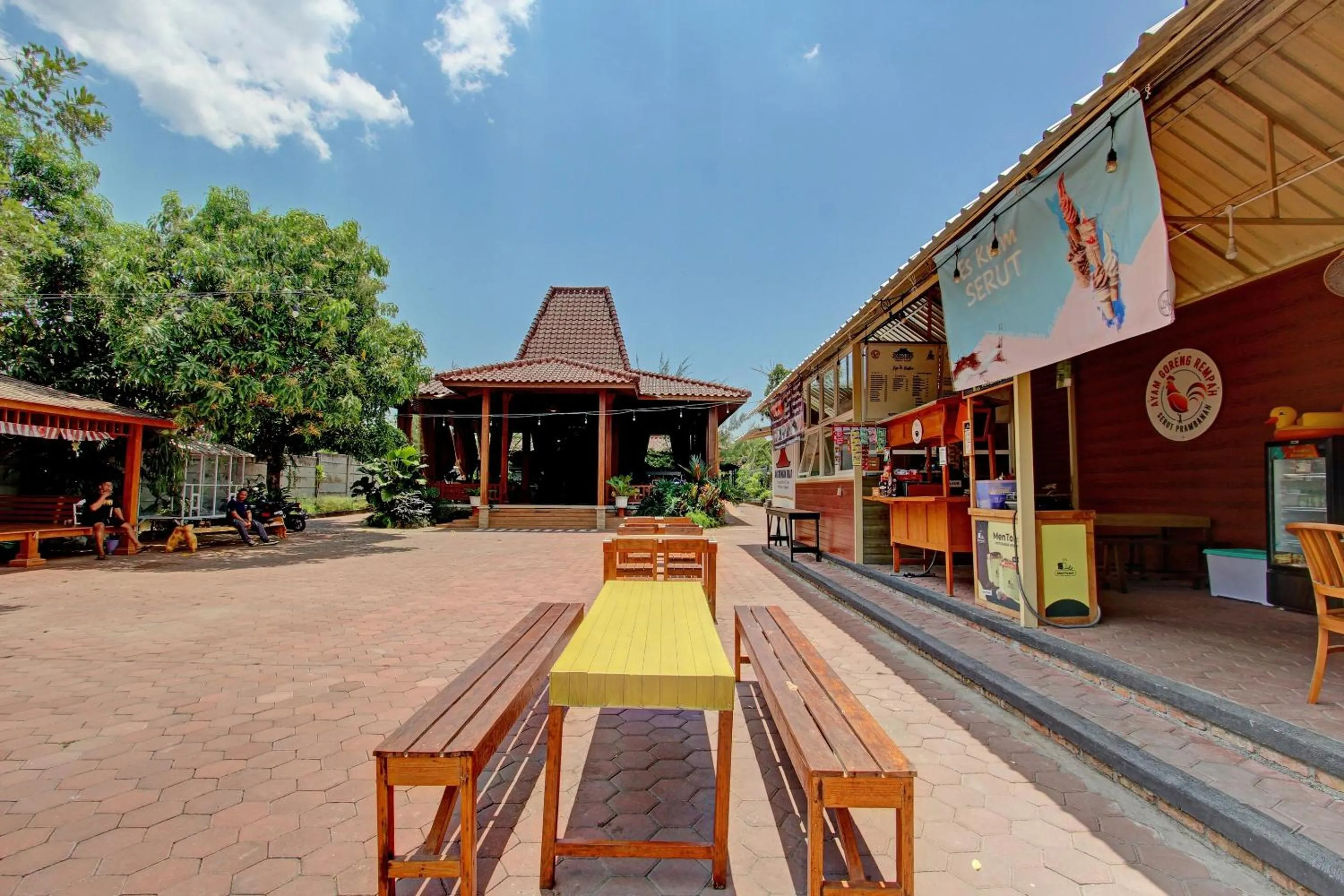 Restaurant/places to eat in Collection O 93028 Homestay Joglo Ibu