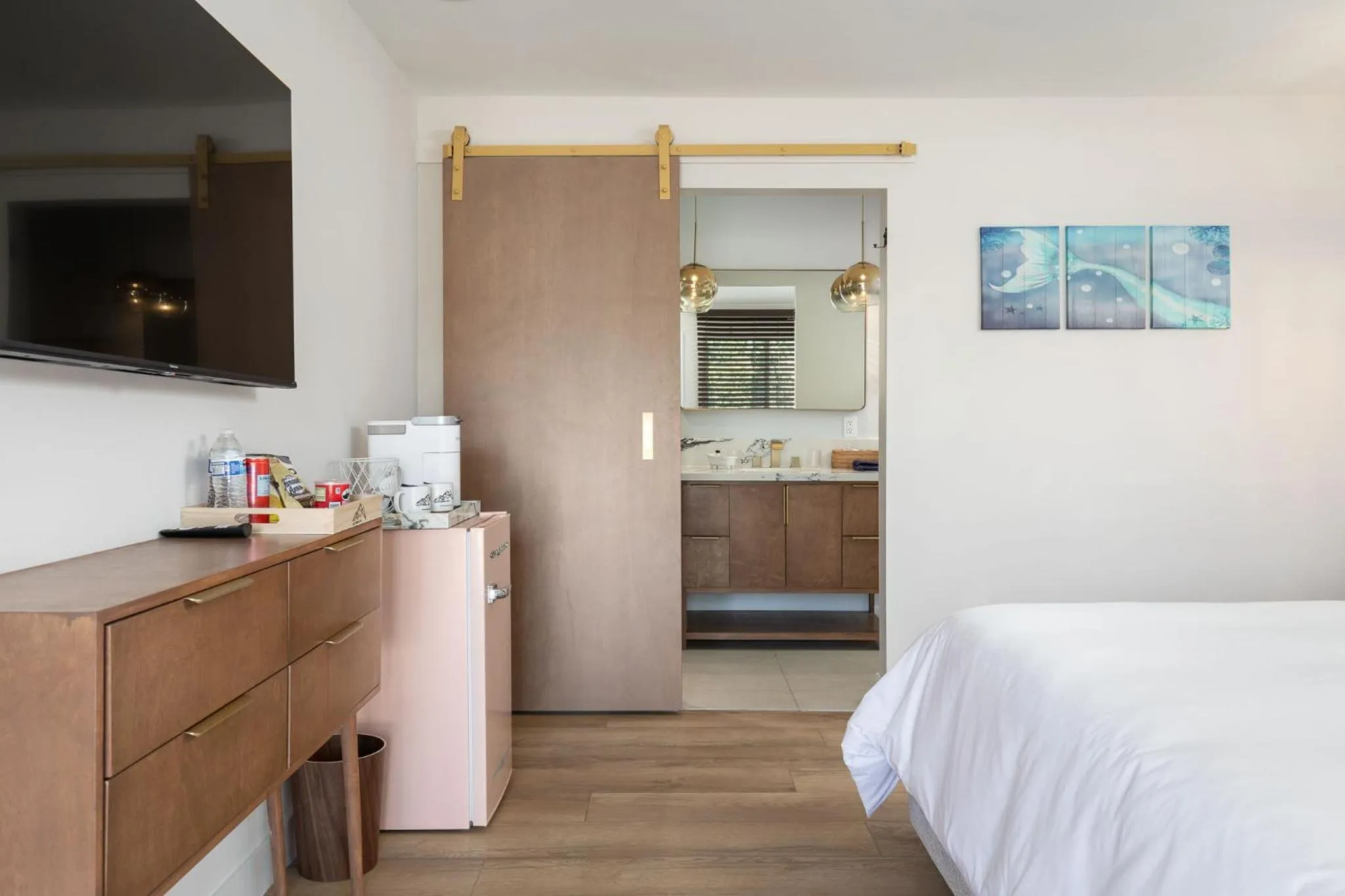 Bed in California Inn