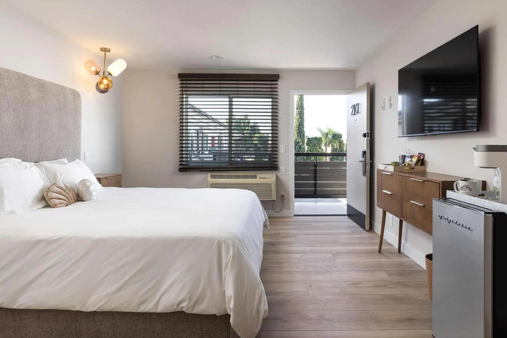 Bed in California Inn