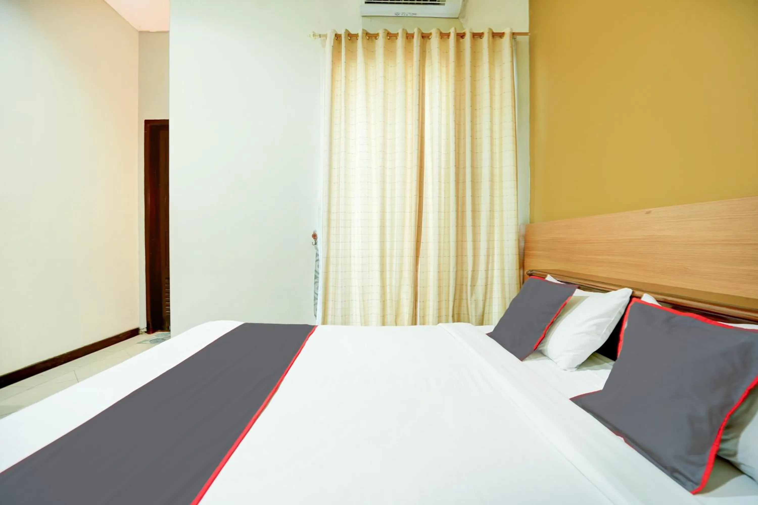 Bed in Collection O Padang near Mesjid Raya Syekh Ahmad Al-Minangkabawi formerly Hotel Surya Palace