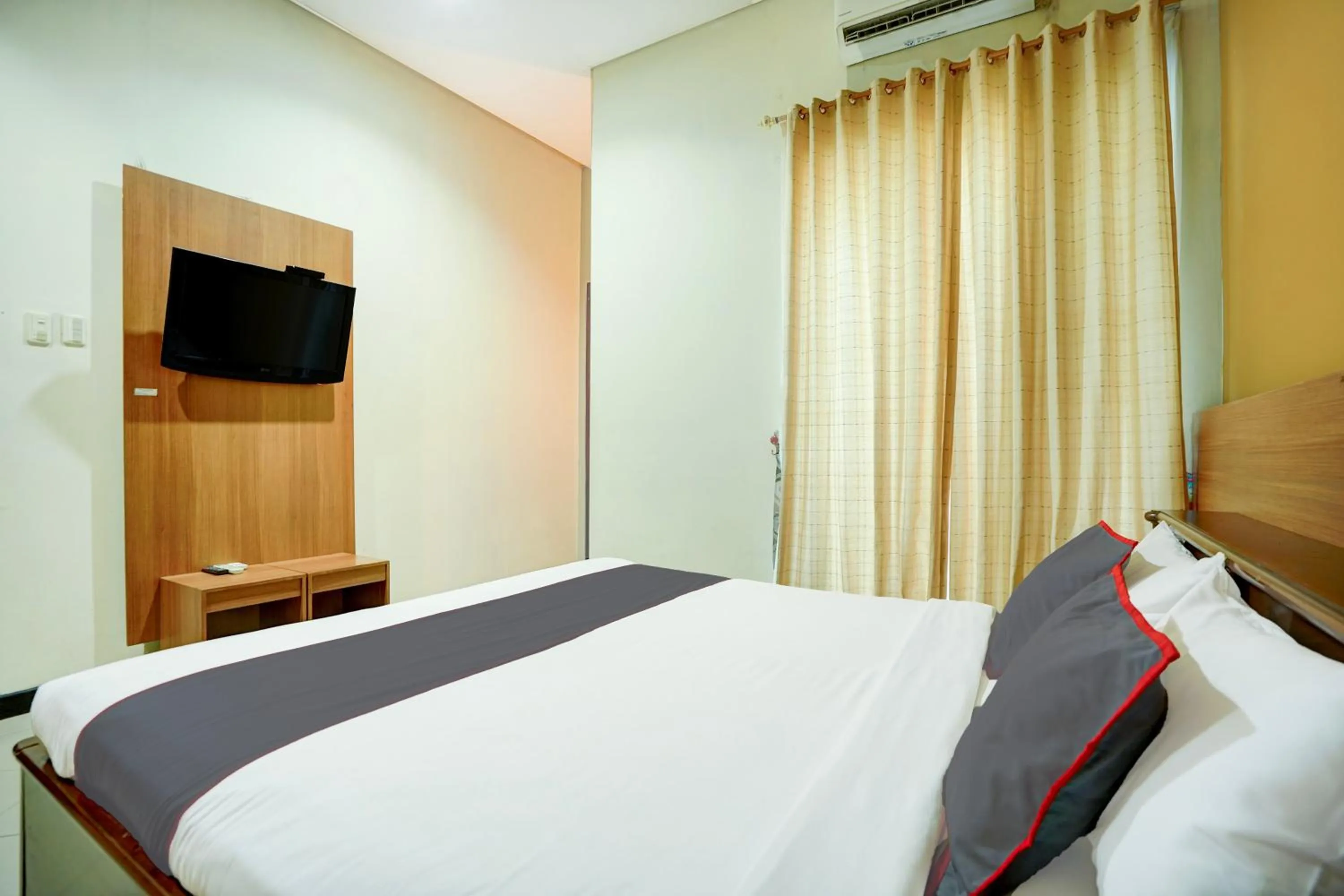 Bed in Collection O Padang near Mesjid Raya Syekh Ahmad Al-Minangkabawi formerly Hotel Surya Palace