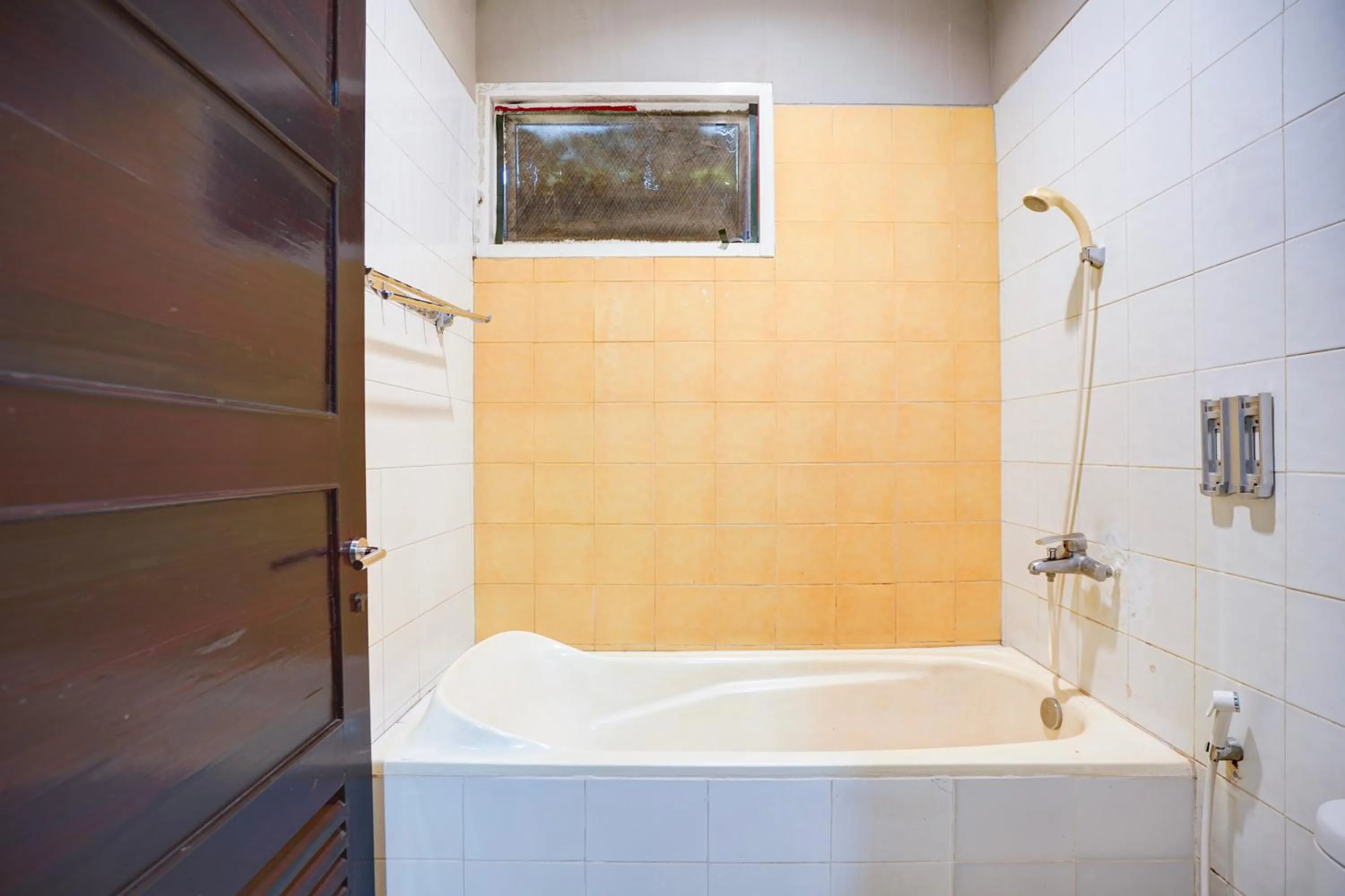 Bathroom in Collection O Padang near Mesjid Raya Syekh Ahmad Al-Minangkabawi formerly Hotel Surya Palace