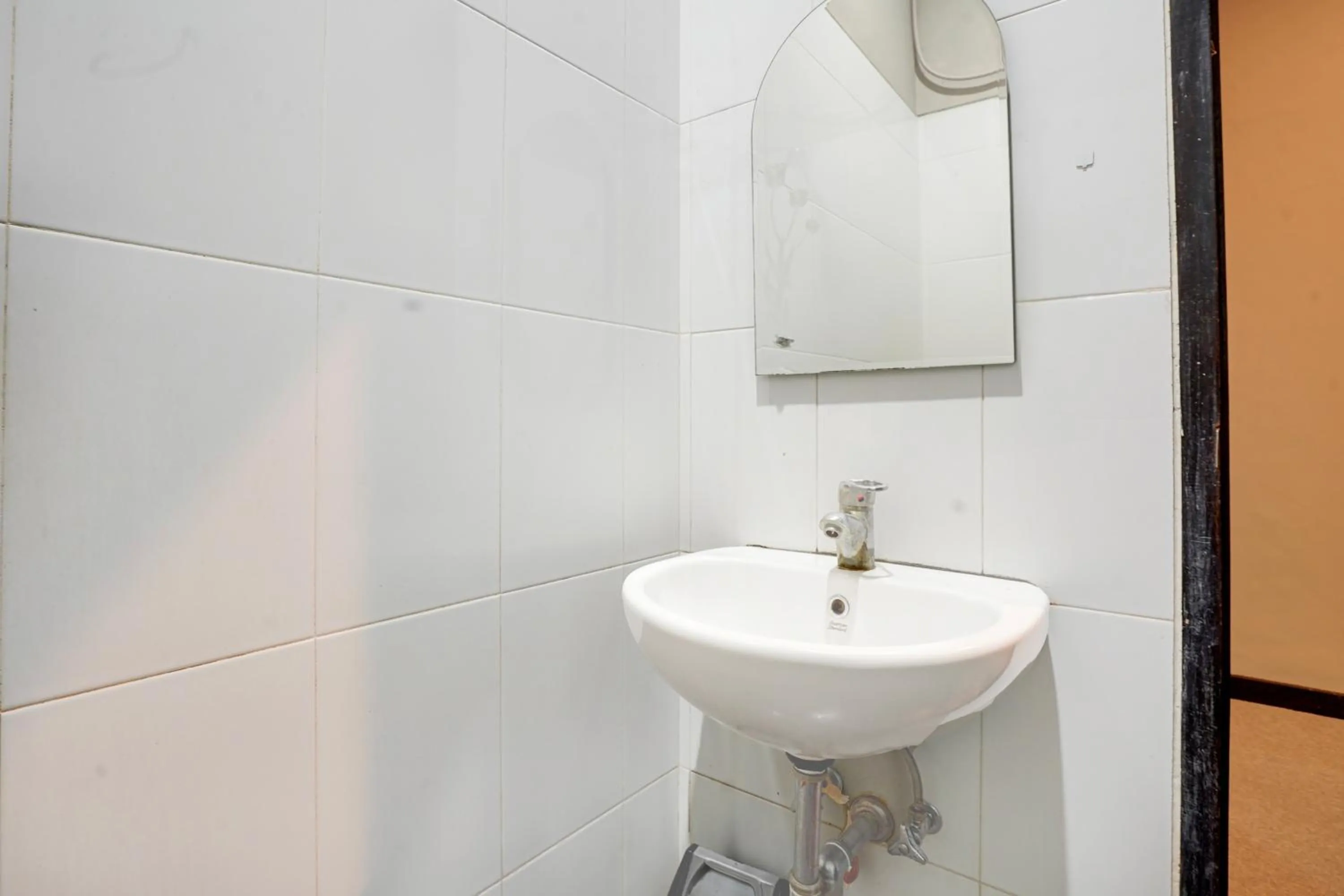 Bathroom in Collection O Padang near Mesjid Raya Syekh Ahmad Al-Minangkabawi formerly Hotel Surya Palace