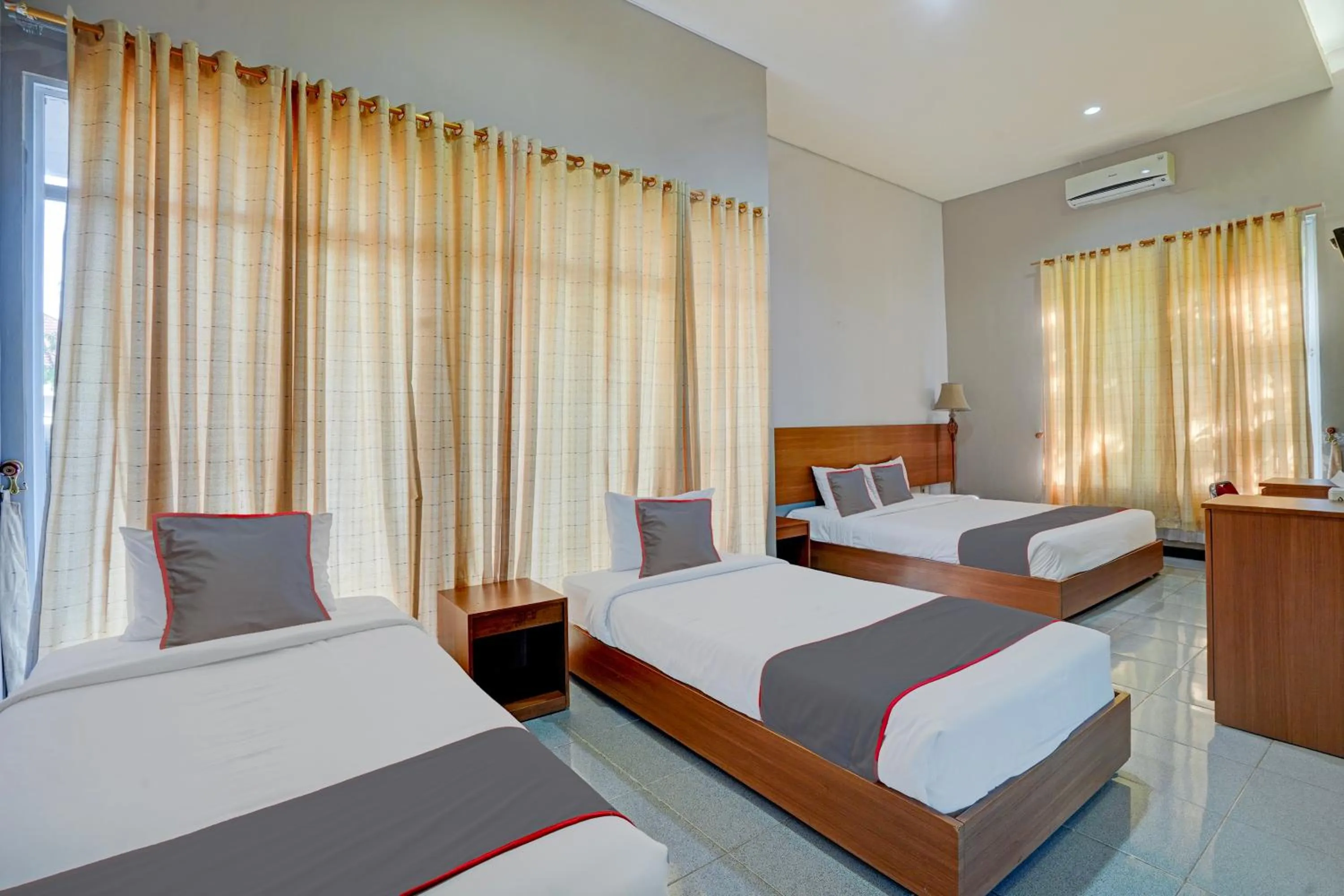 Bed in Collection O Padang near Mesjid Raya Syekh Ahmad Al-Minangkabawi formerly Hotel Surya Palace