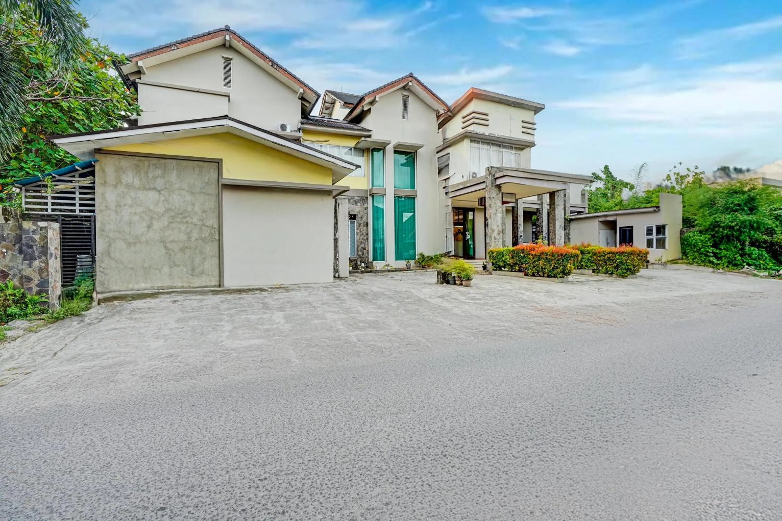 Facade/entrance in Collection O Padang near Mesjid Raya Syekh Ahmad Al-Minangkabawi formerly Hotel Surya Palace