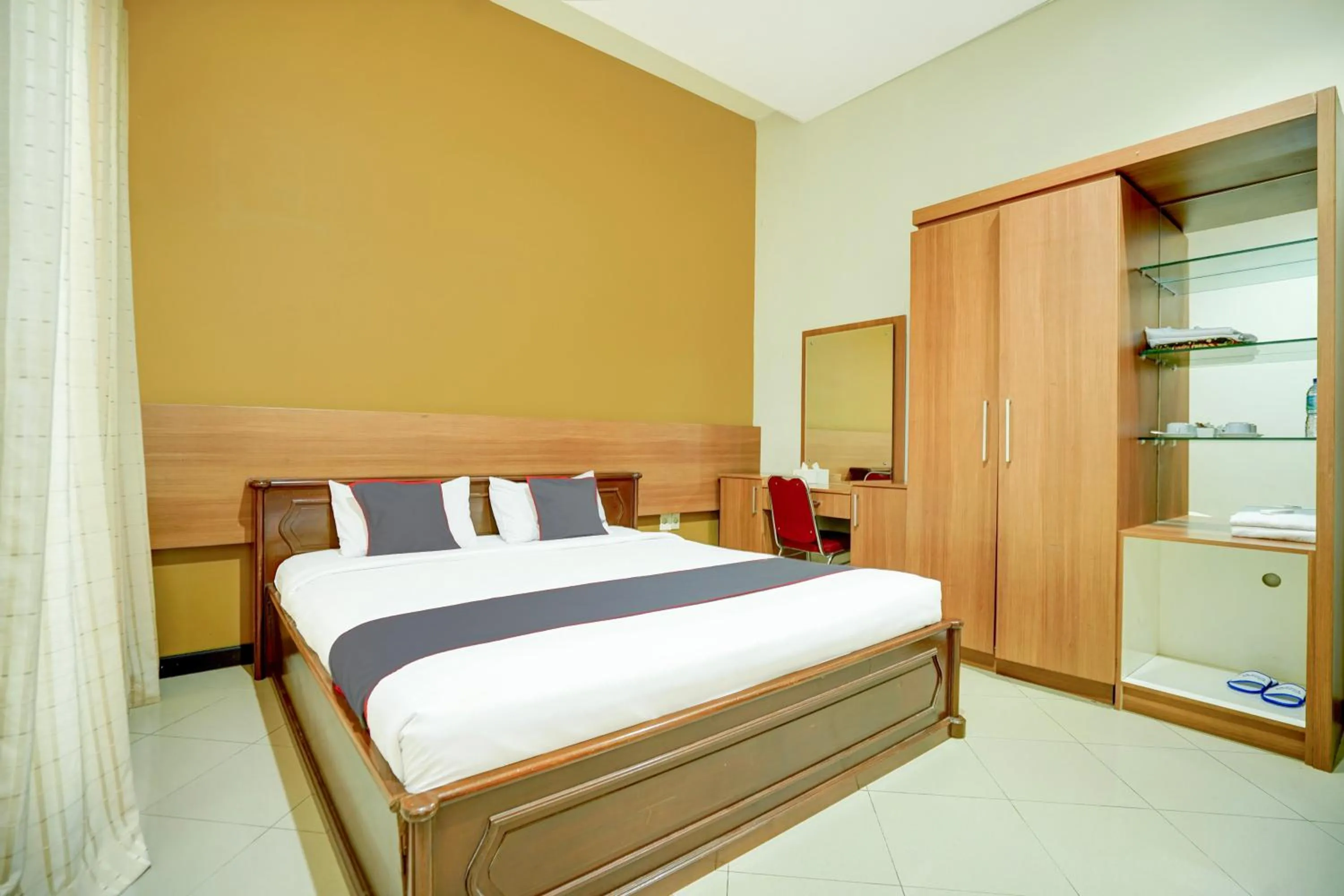 Bed in Collection O Padang near Mesjid Raya Syekh Ahmad Al-Minangkabawi formerly Hotel Surya Palace