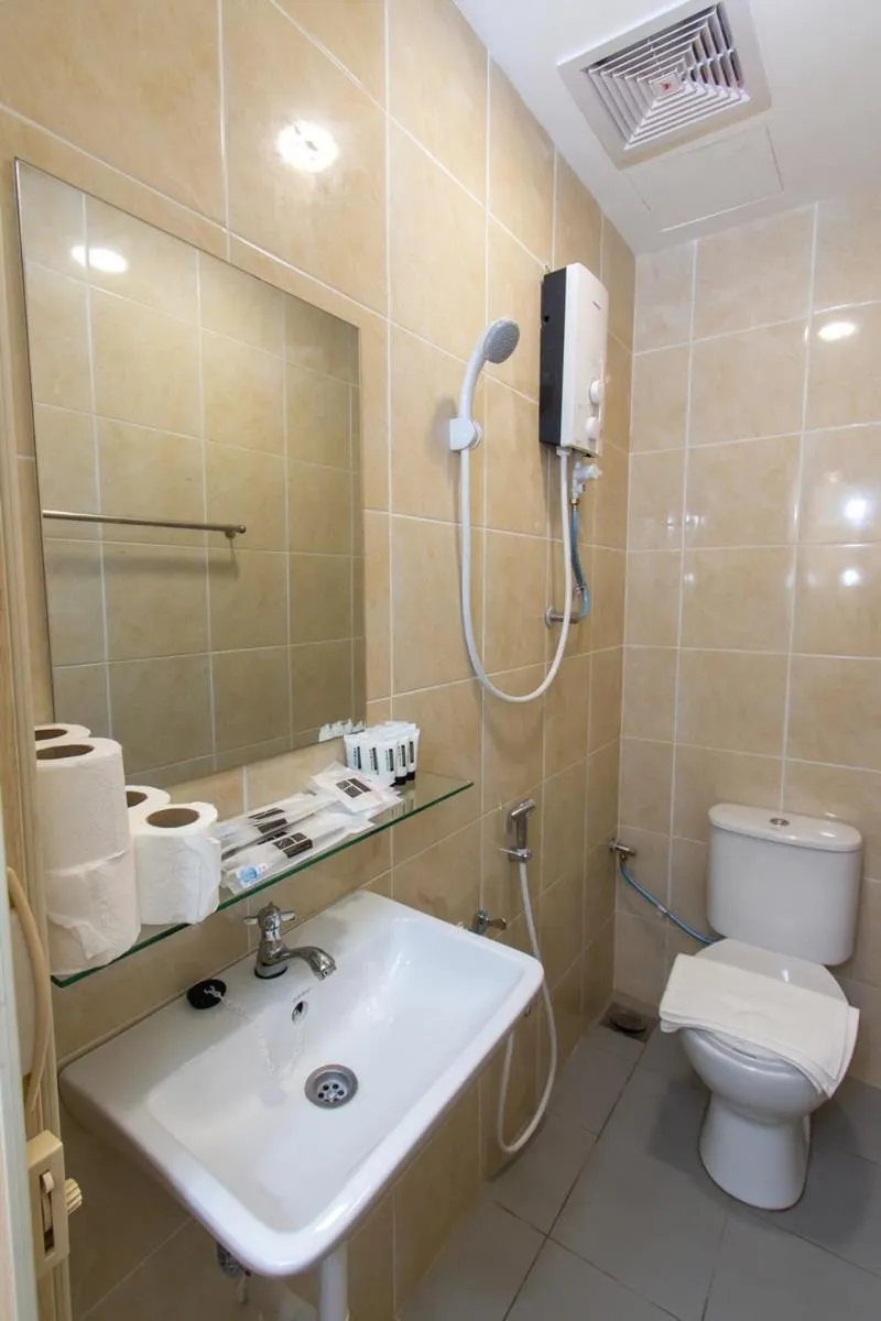 Shower in Southern Tip Hotel - City & 100m walk to McDonald's & FREE DOBI