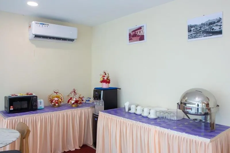 Kitchen or kitchenette in Southern Tip Hotel - City & 100m walk to McDonald's & FREE DOBI