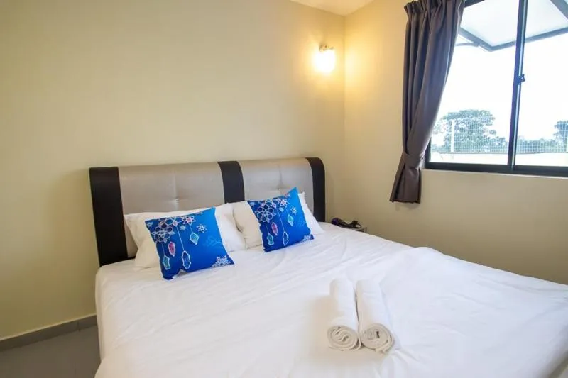 Bed in Southern Tip Hotel - City & 100m walk to McDonald's & FREE DOBI