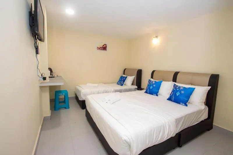 Bedroom, Bed in Southern Tip Hotel - City & 100m walk to McDonald's & FREE DOBI