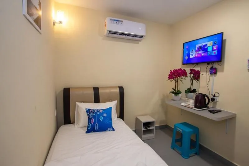 Bed in Southern Tip Hotel - City & 100m walk to McDonald's & FREE DOBI