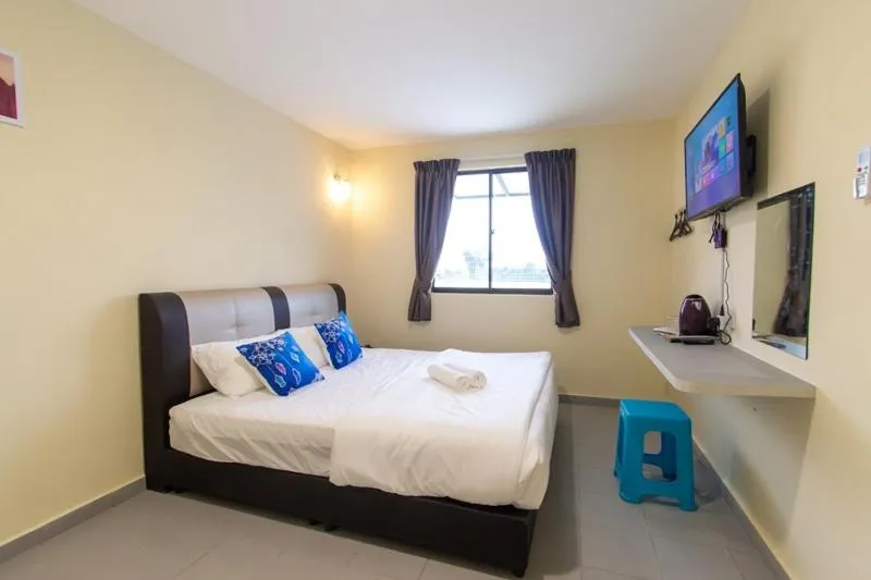 Communal lounge/ TV room, Bed in Southern Tip Hotel - City & 100m walk to McDonald's & FREE DOBI