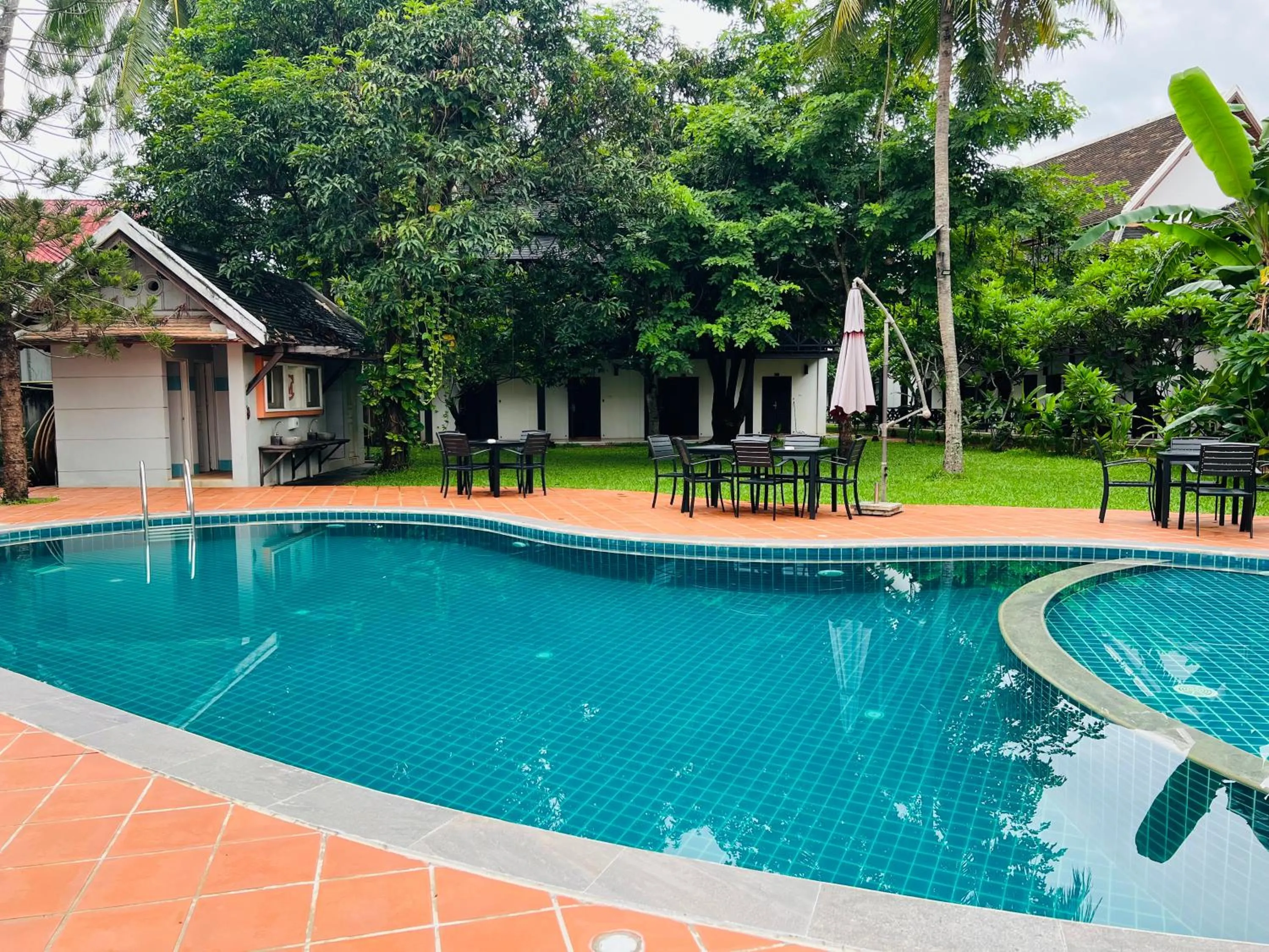 Swimming pool in Meuangluang Hotel