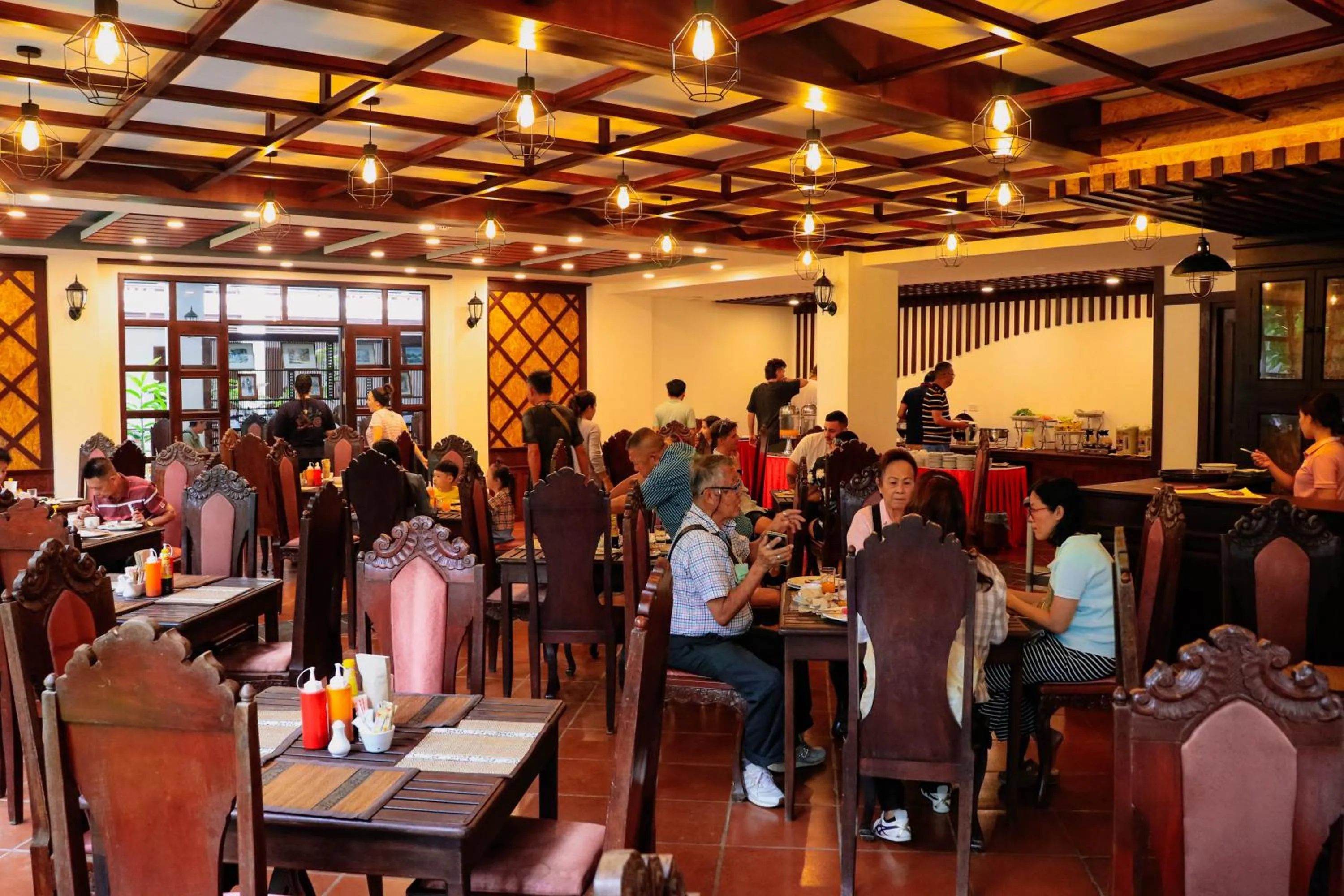 Restaurant/places to eat in Meuangluang Hotel