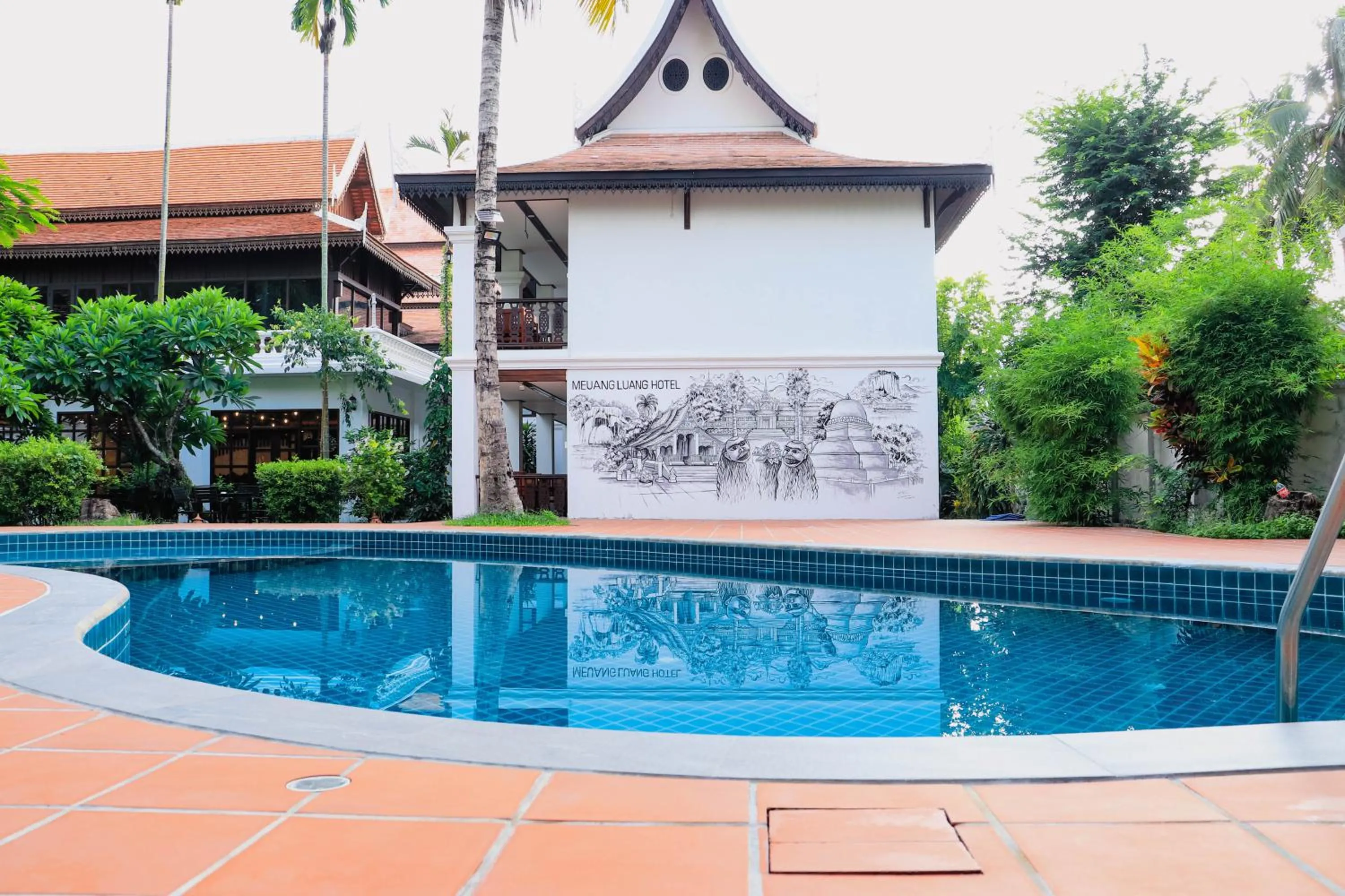 Swimming pool in Meuangluang Hotel