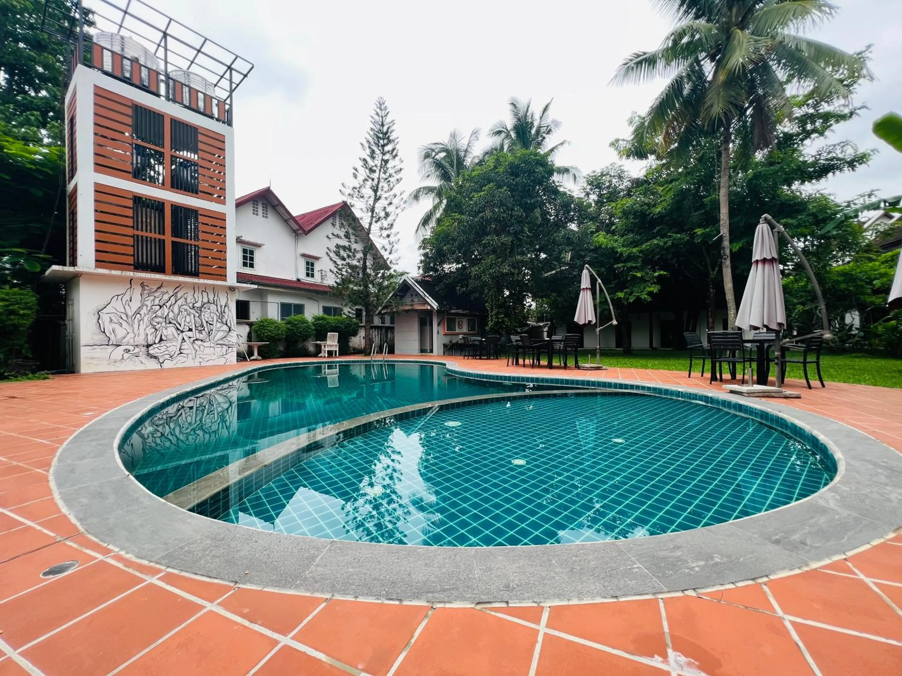 Swimming pool in Meuangluang Hotel
