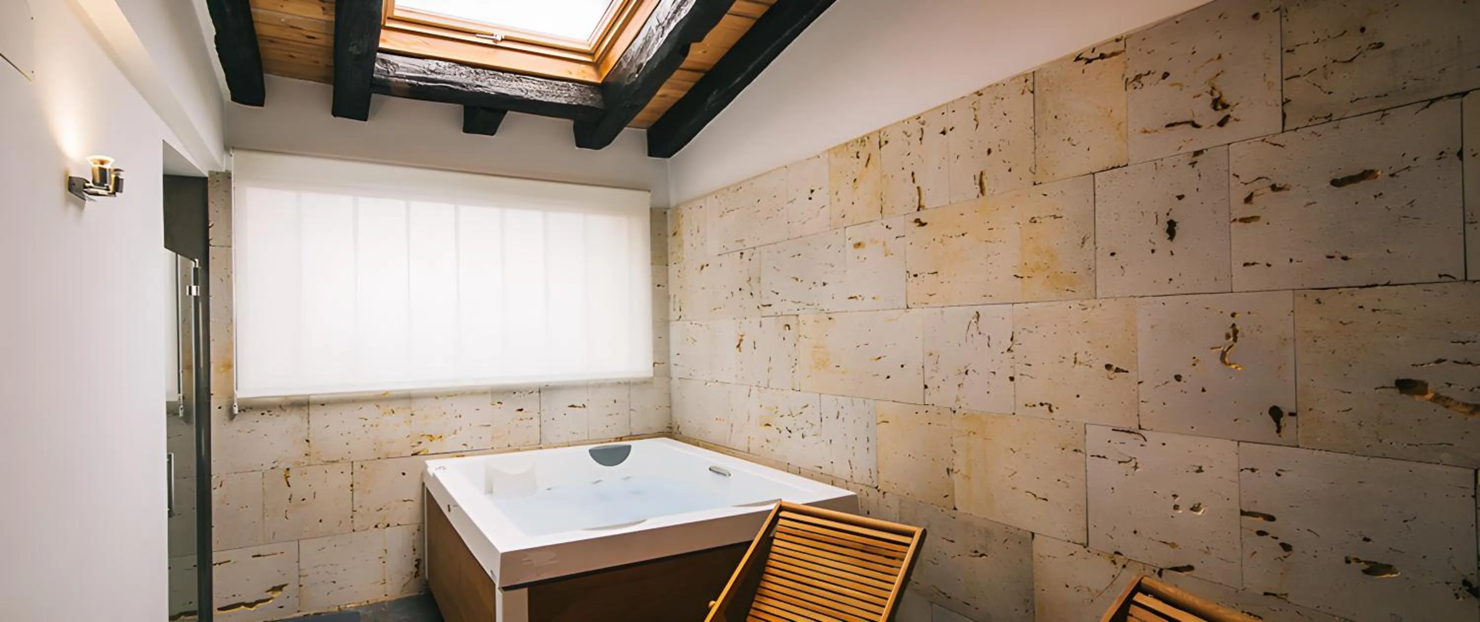 Hot Tub in Hotel Rural Quercus Tierra